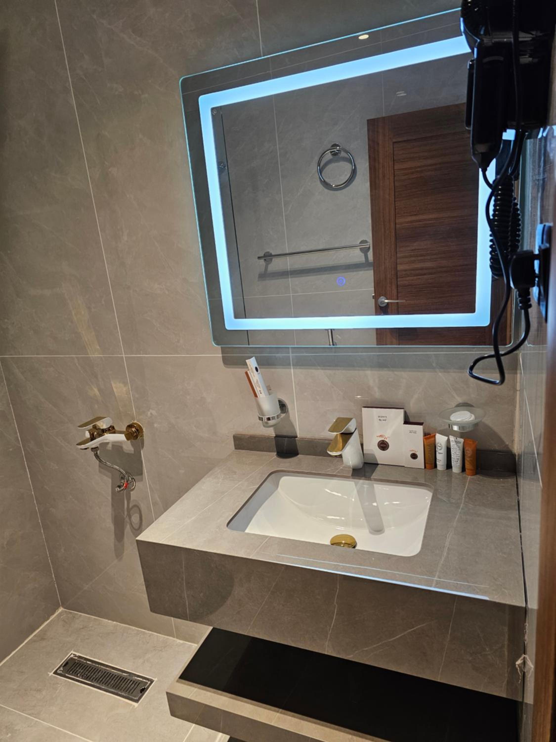 Deluxe Double Room with Side Sea View