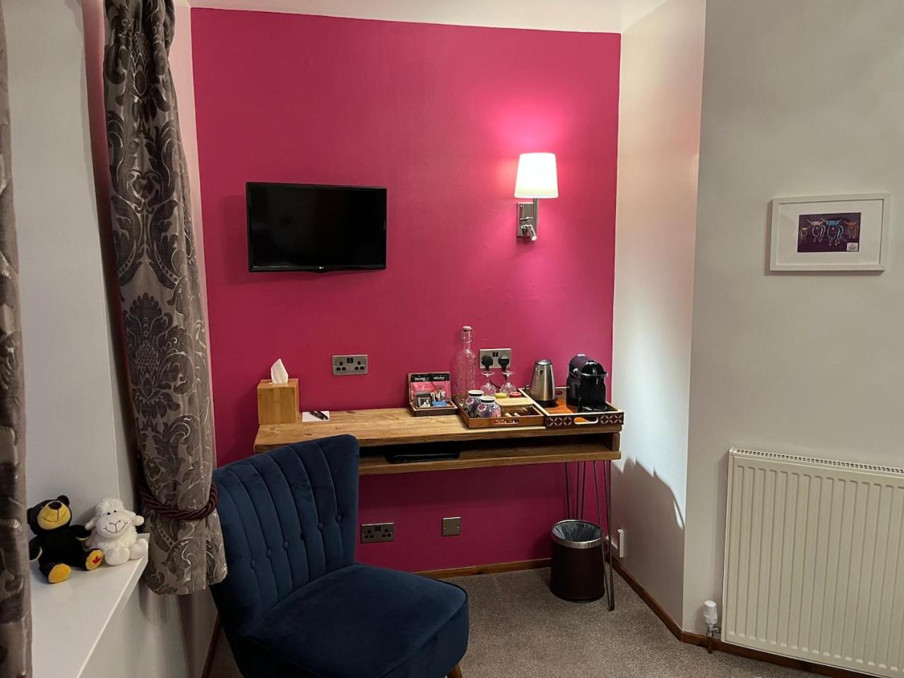Small Double Room with External Private Bathroom photo 2