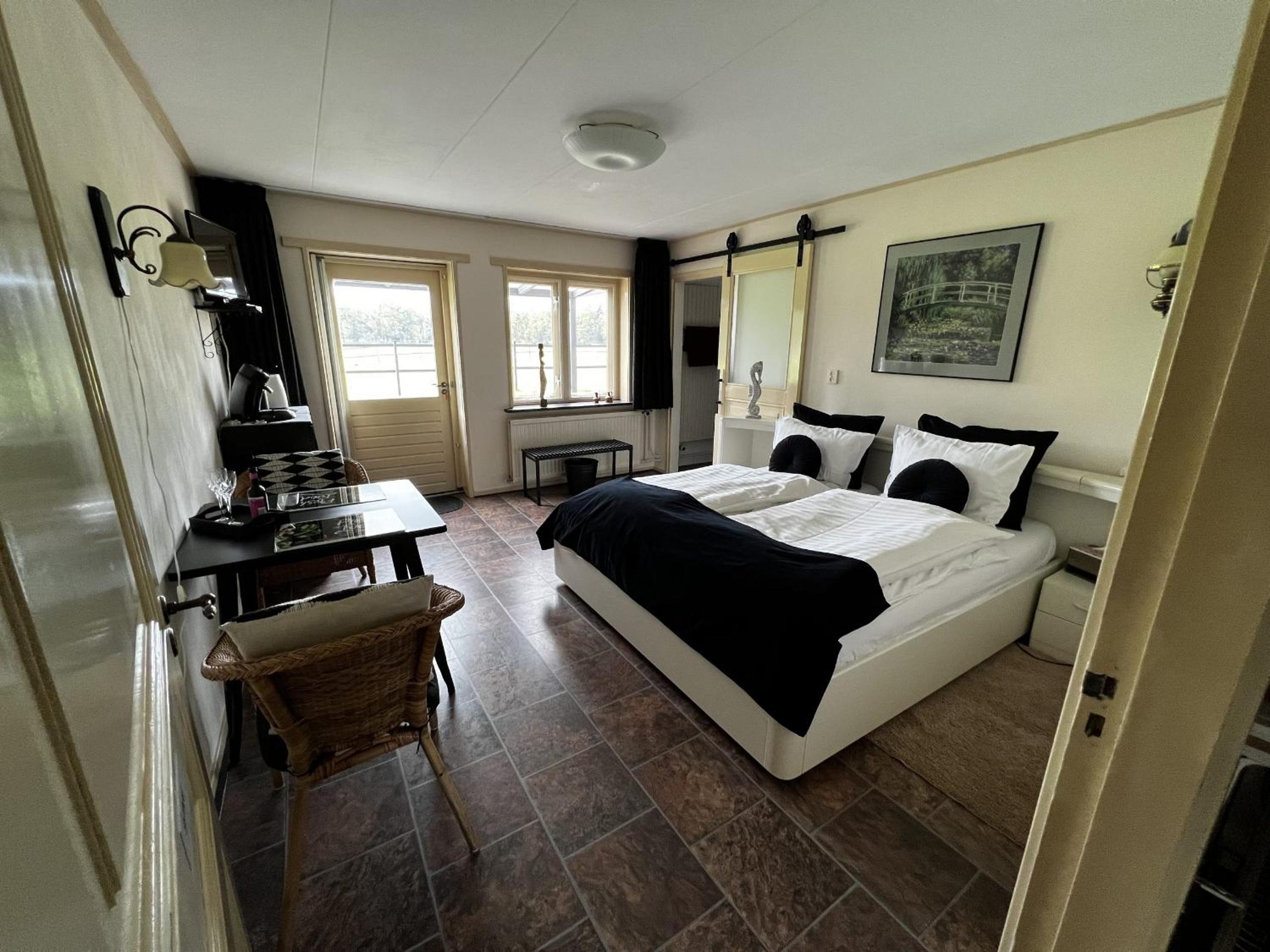 Deluxe King Room photo 1