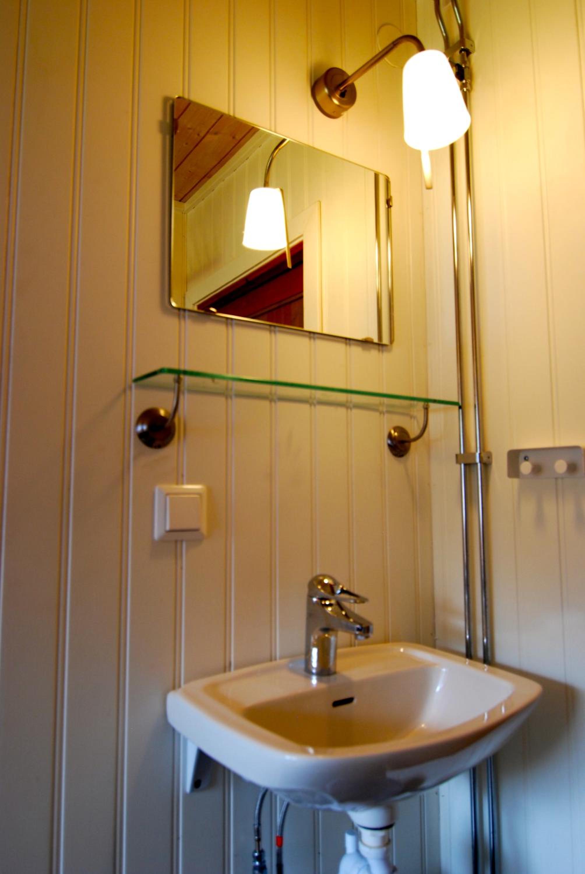 Family Room with Shared Bathroom (6 Adults) photo 3