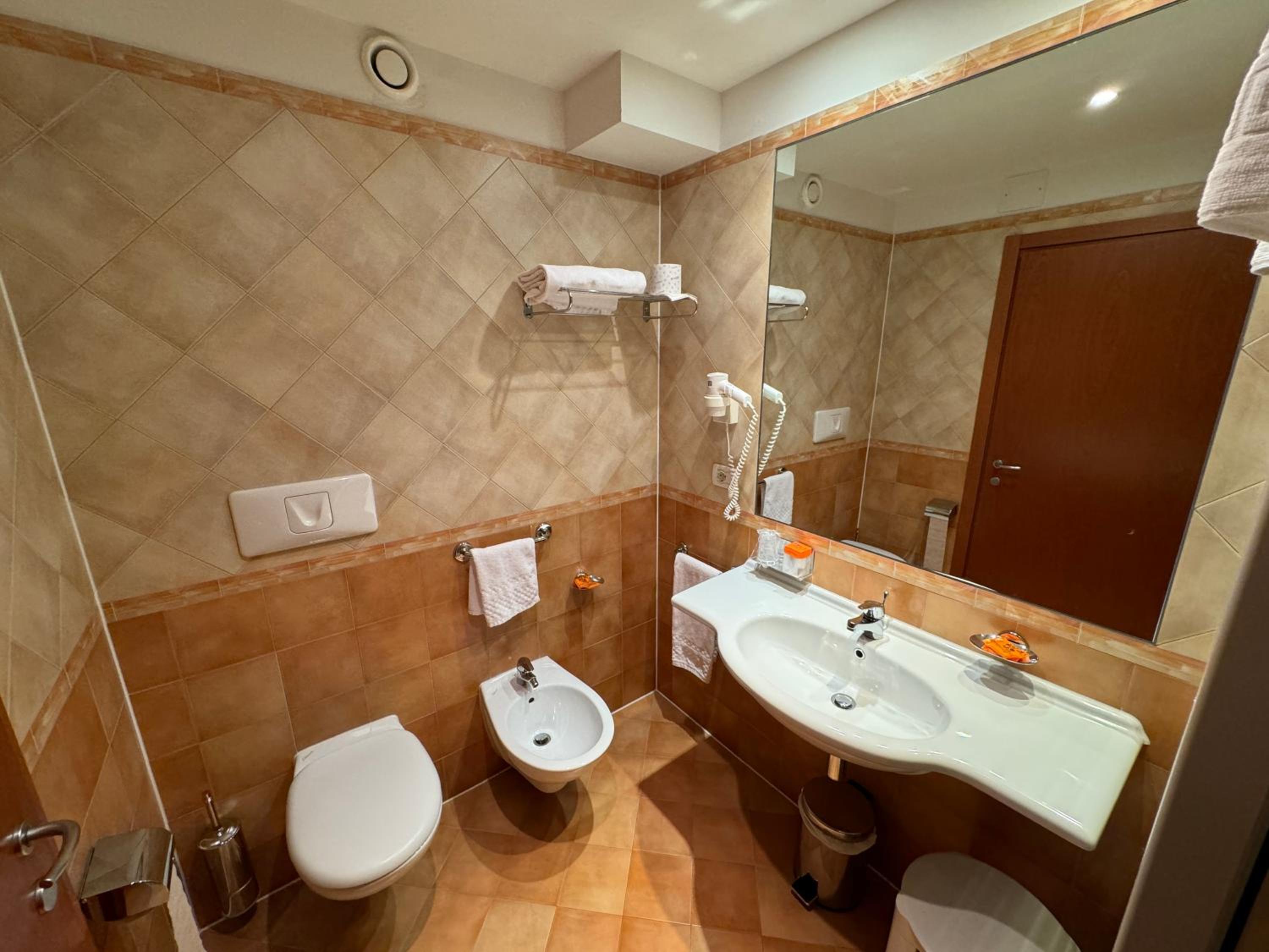 Twin Room - Photo 3