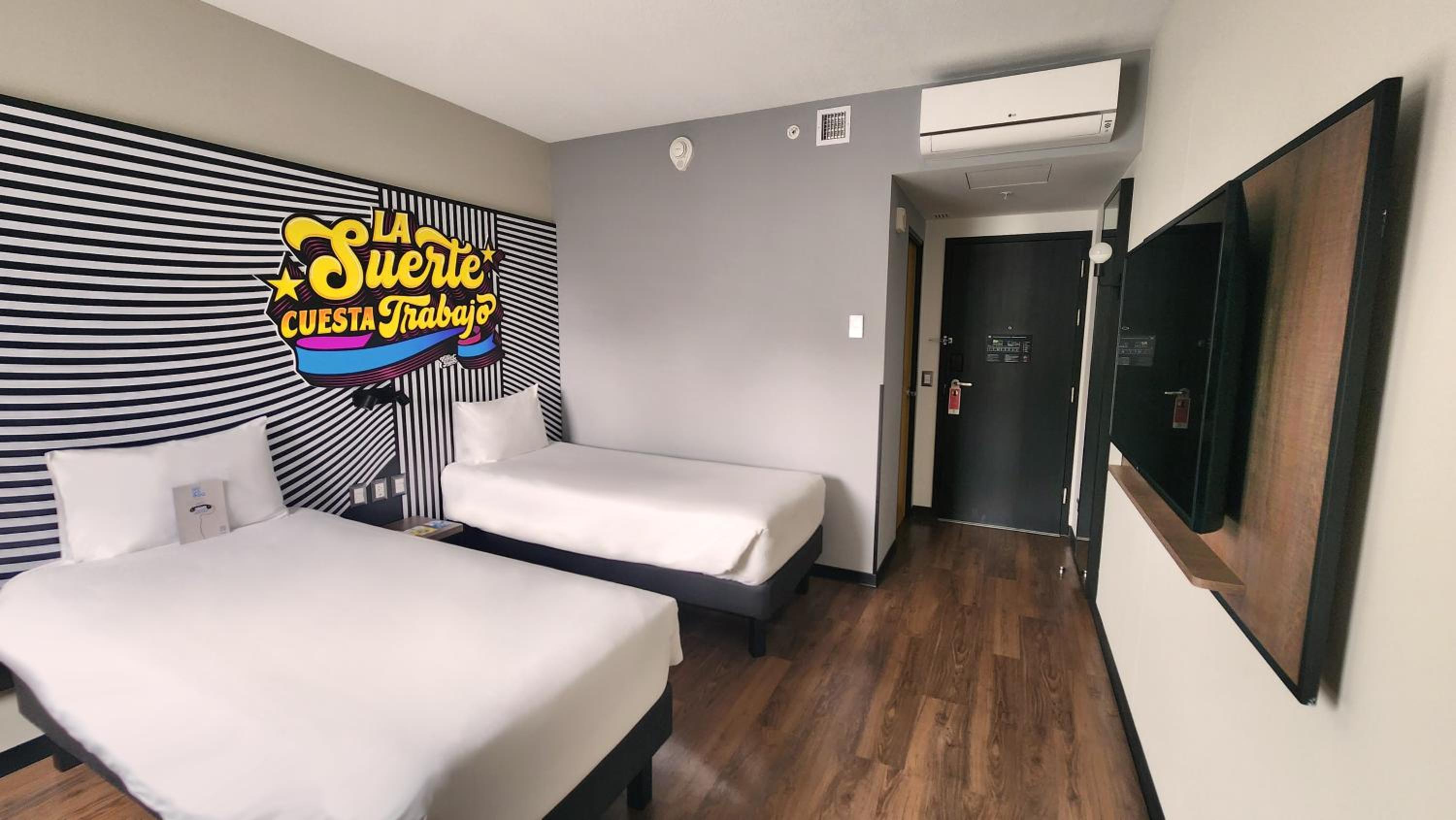 Standard Twin Room - Photo 1