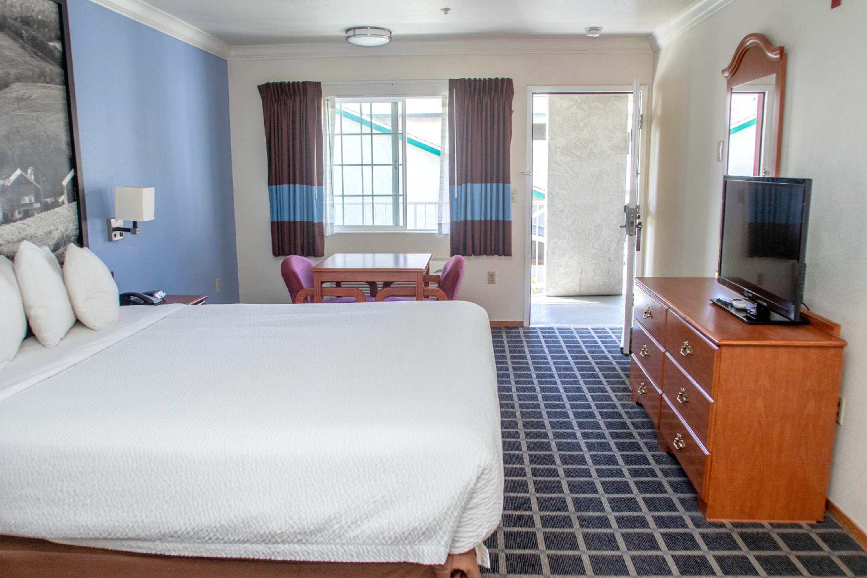 King Room - Non-Smoking photo 3