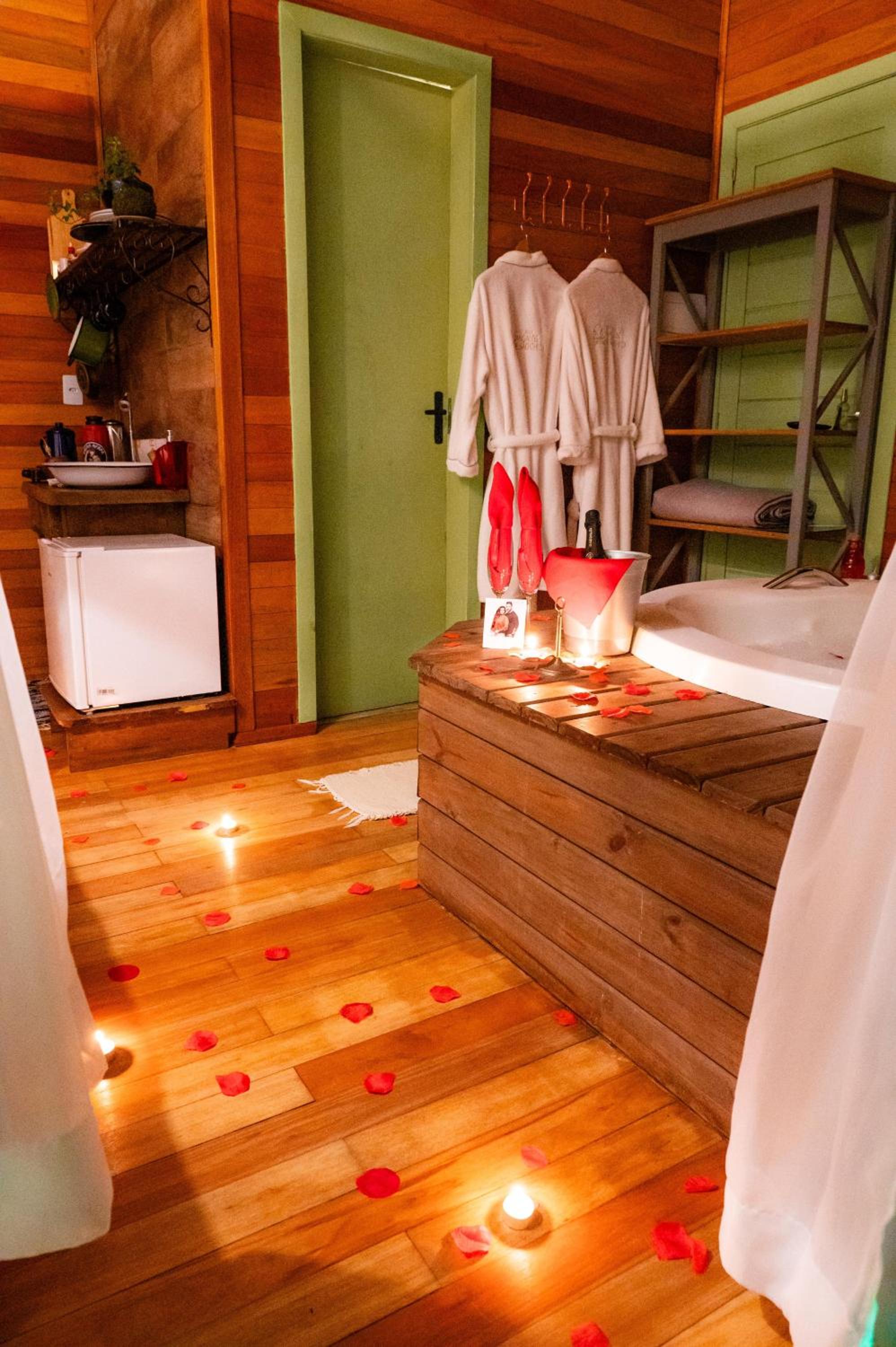 Superior Chalet with Spa Bath - Photo 11