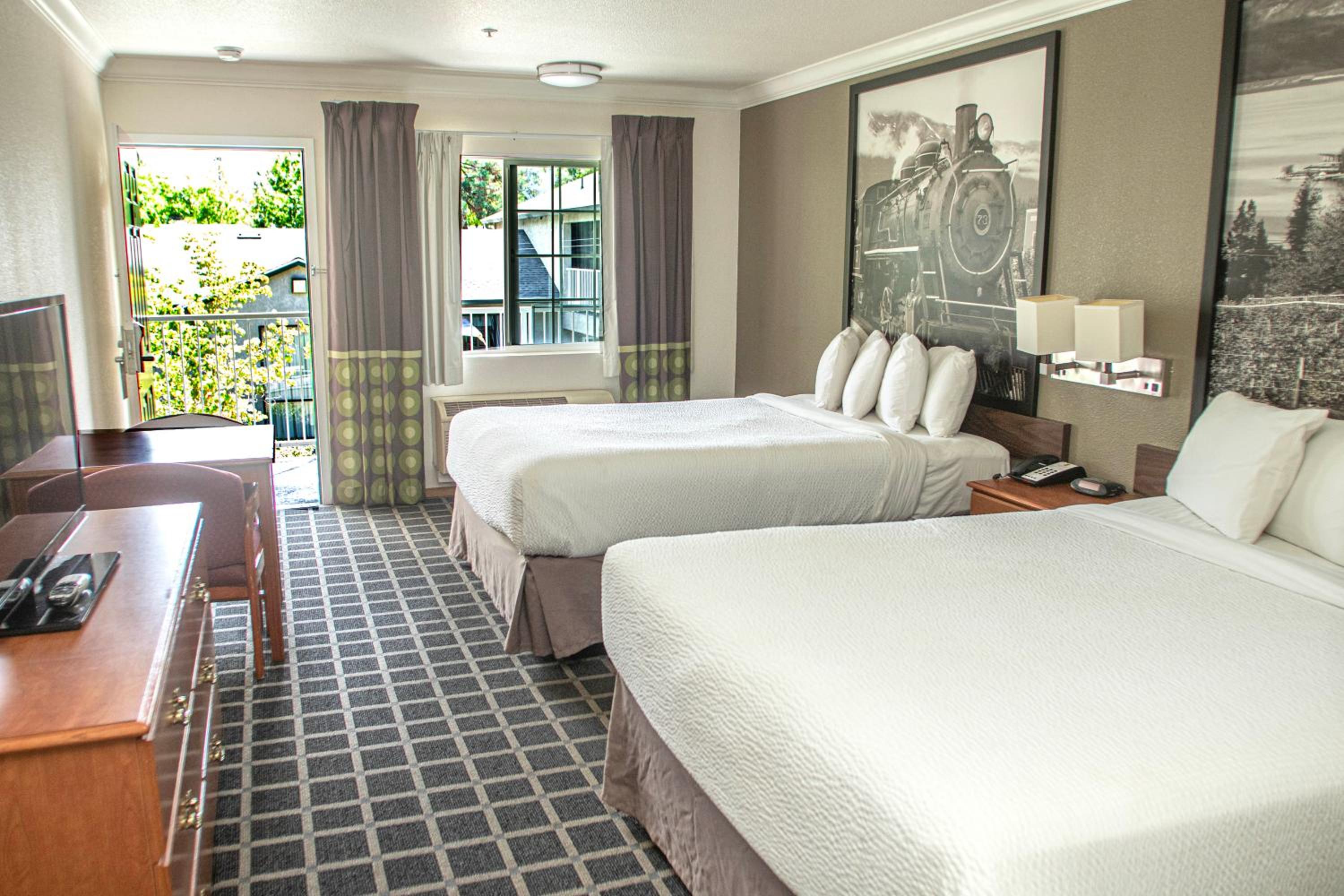 Queen Room With Two Queen Beds - Smoking photo 1