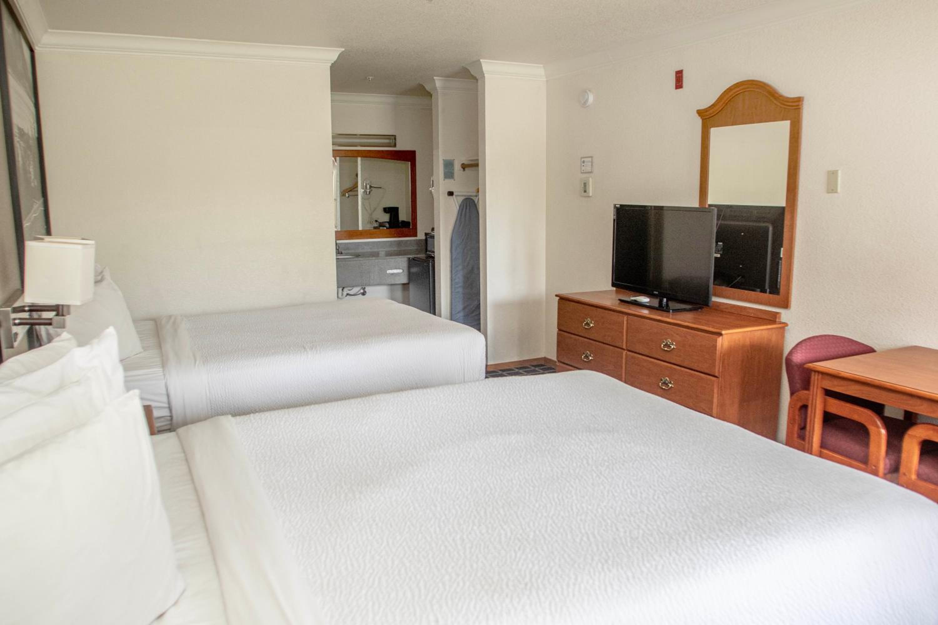 Queen Room With Two Queen Beds - Smoking photo 2