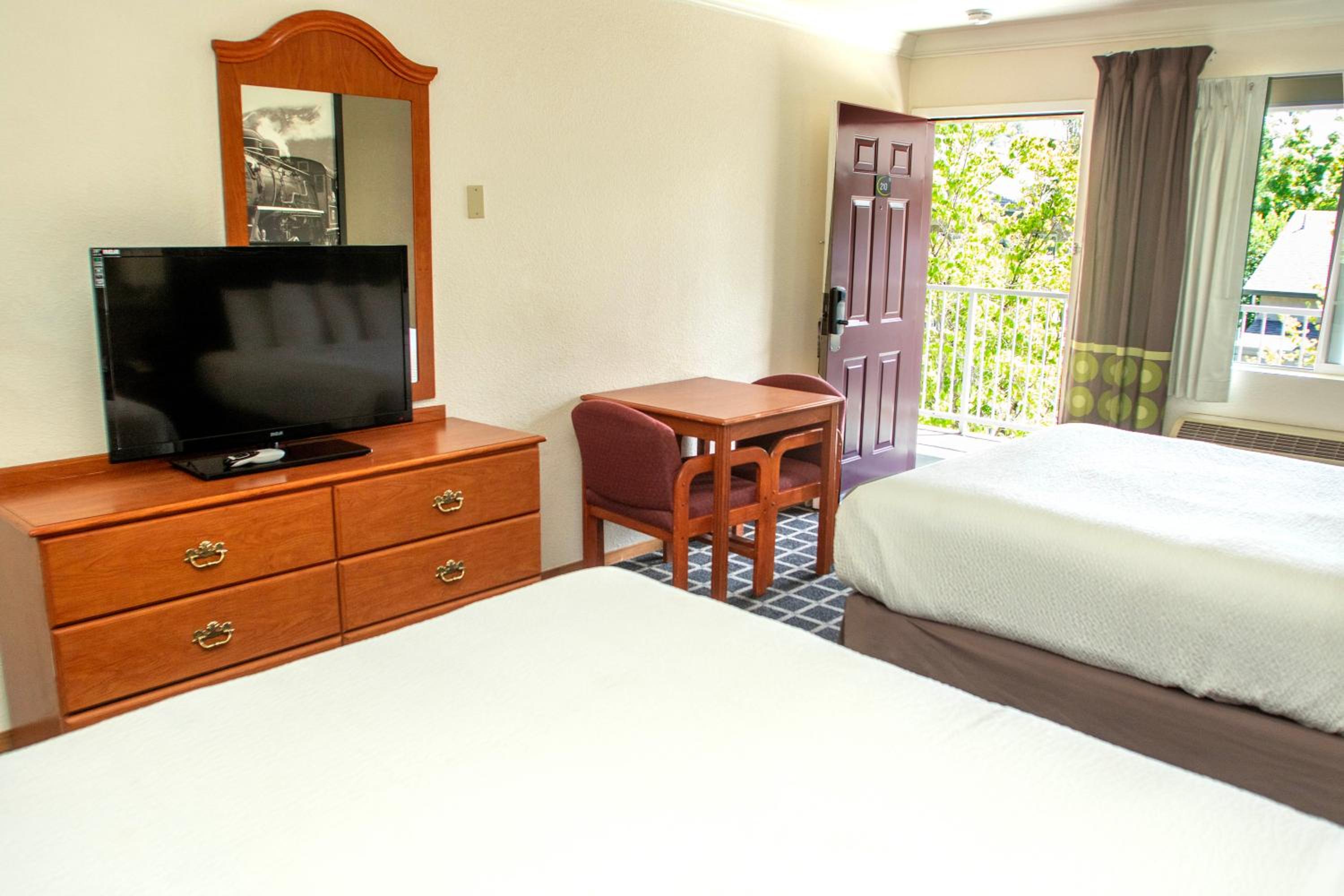 Queen Room With Two Queen Beds - Smoking photo 3