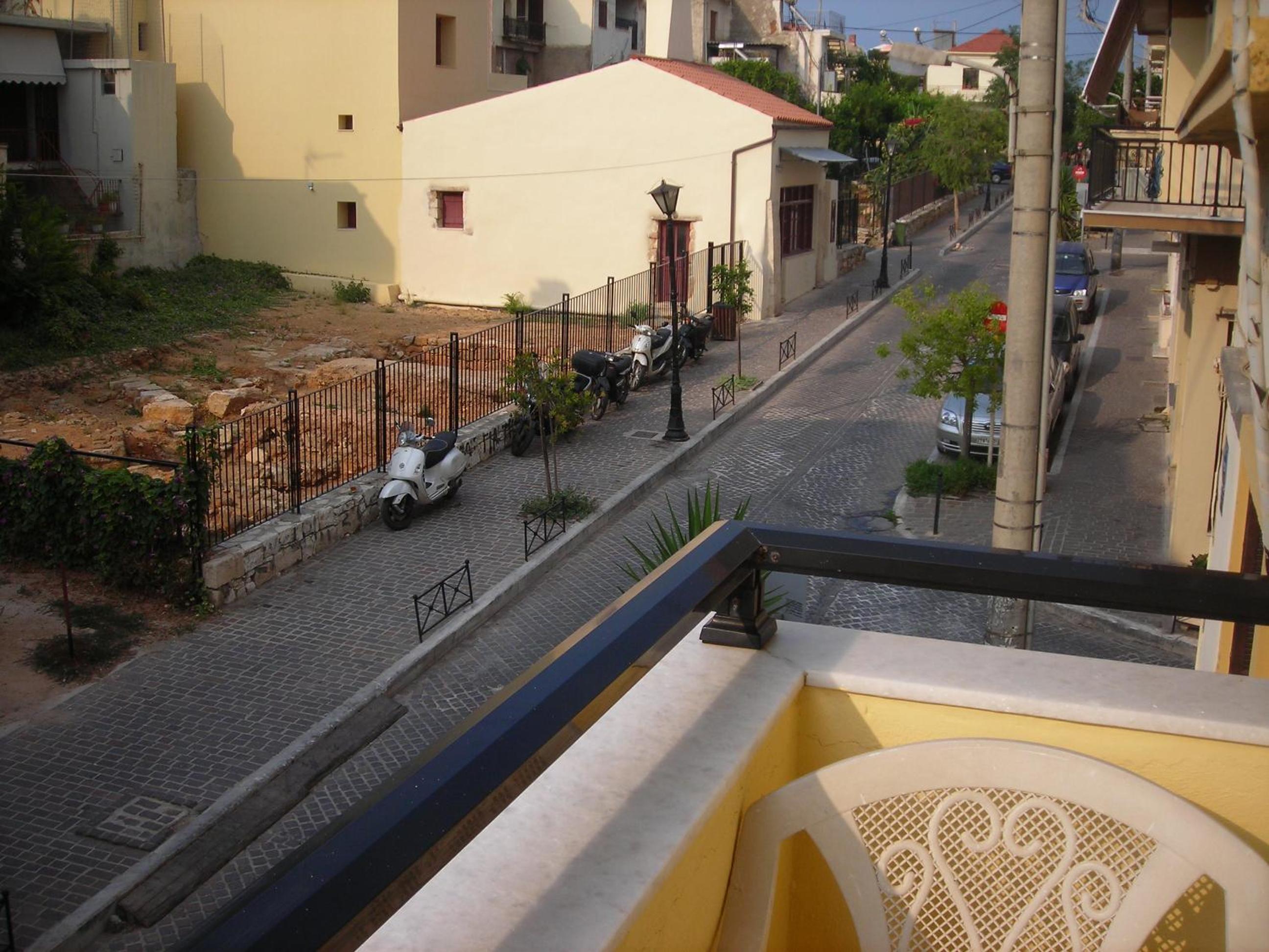 Double Room with Balcony - Photo 10