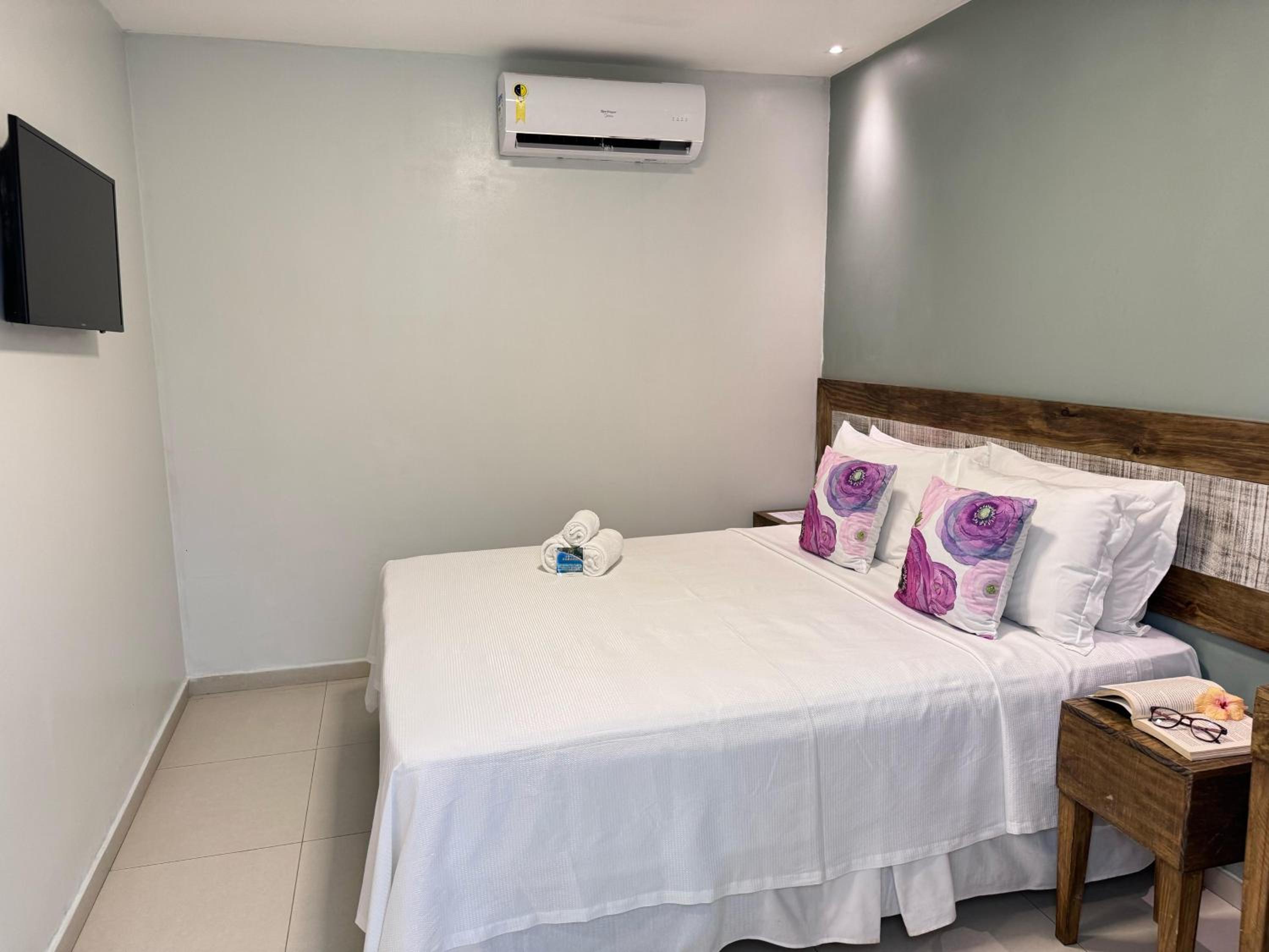Queen Room with Pool View - Photo 2