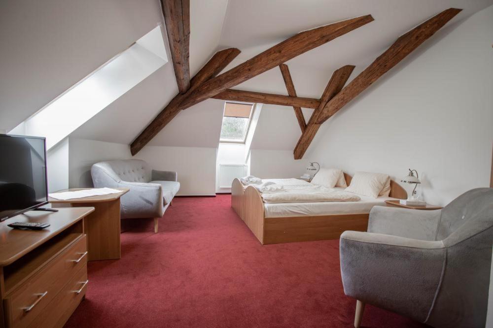 Standard Family Room - Photo 3