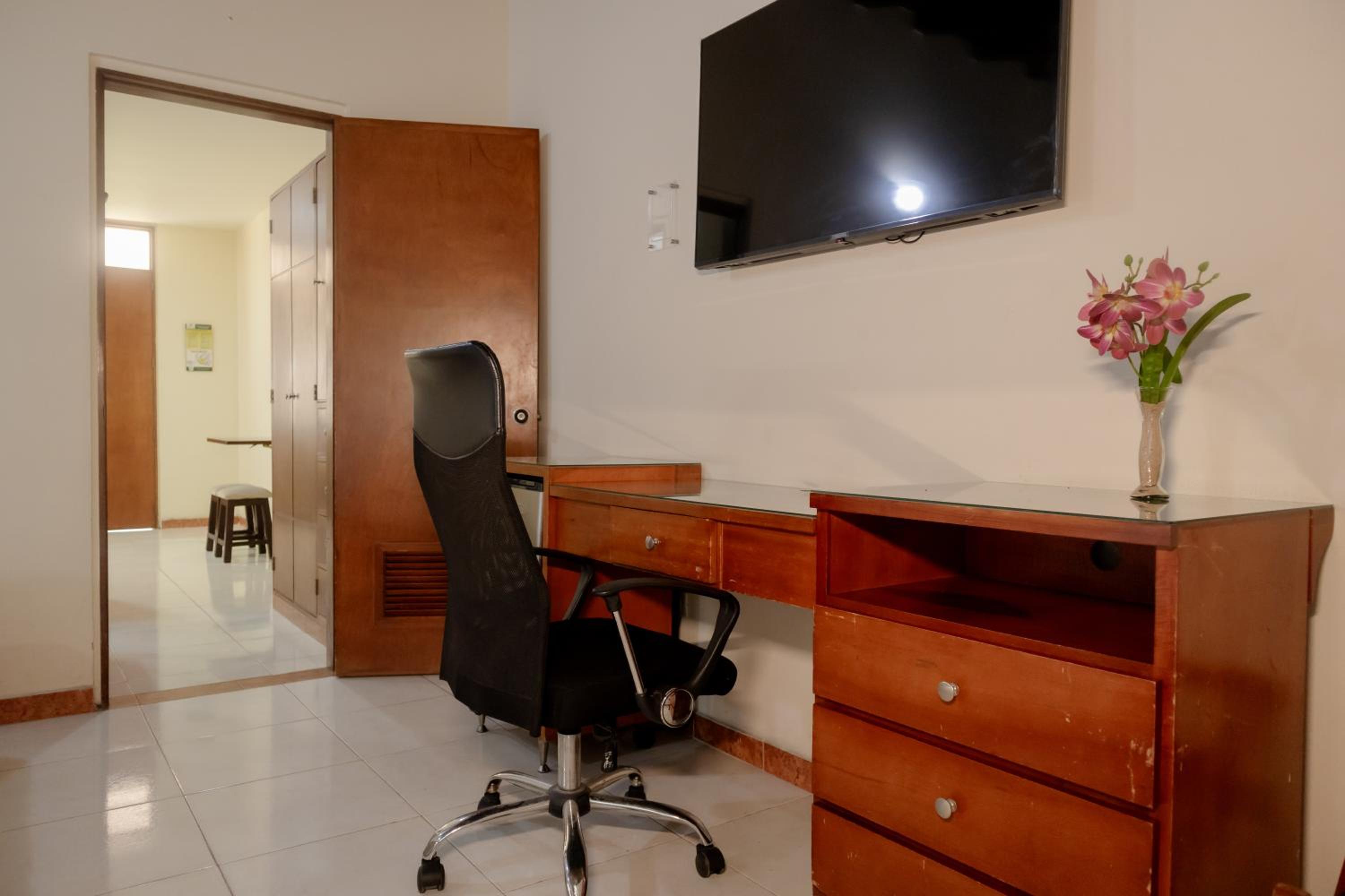 Junior Suite with Two Double Beds - Non-Smoking - Photo 2