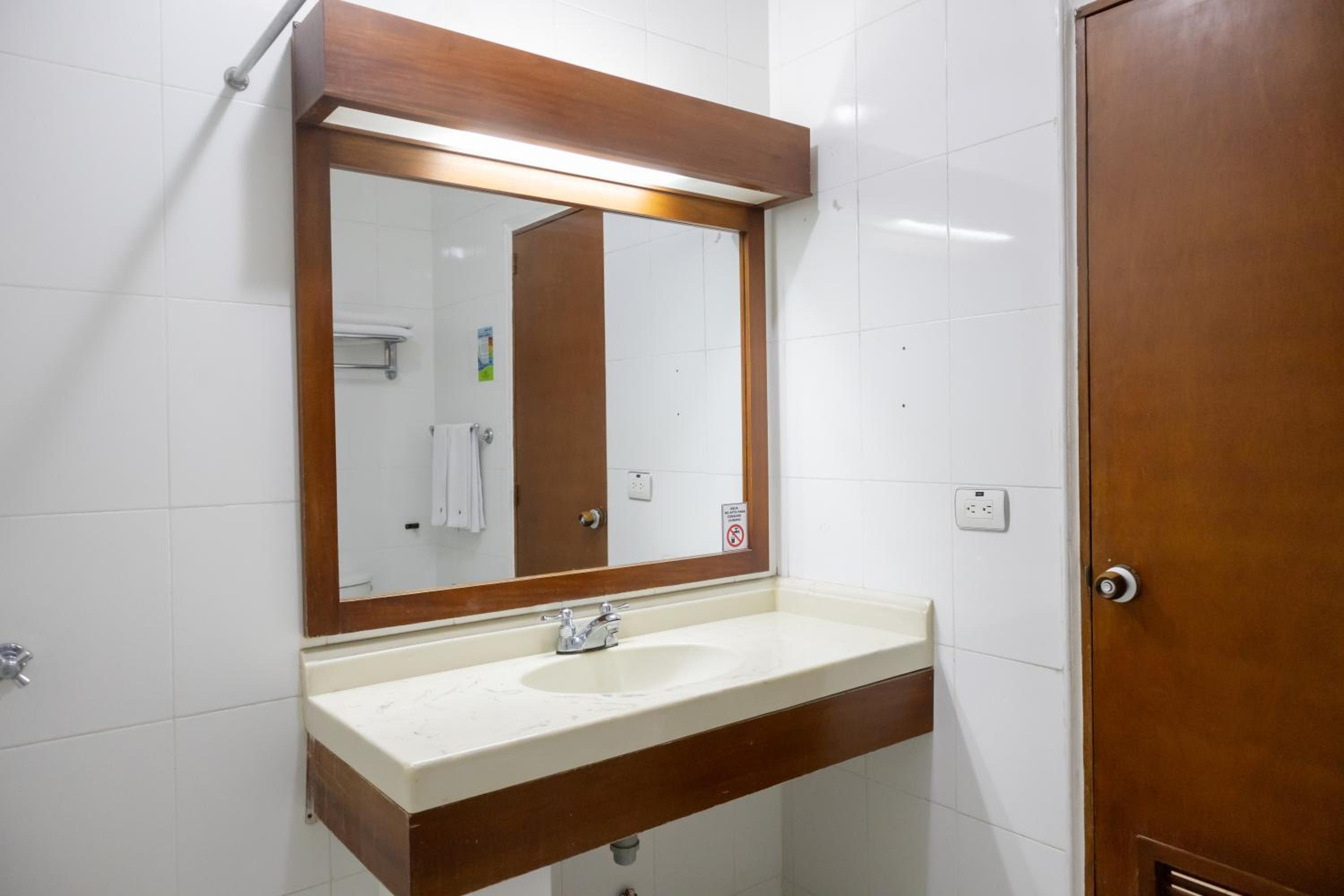Junior Suite with Two Double Beds - Non-Smoking - Photo 4