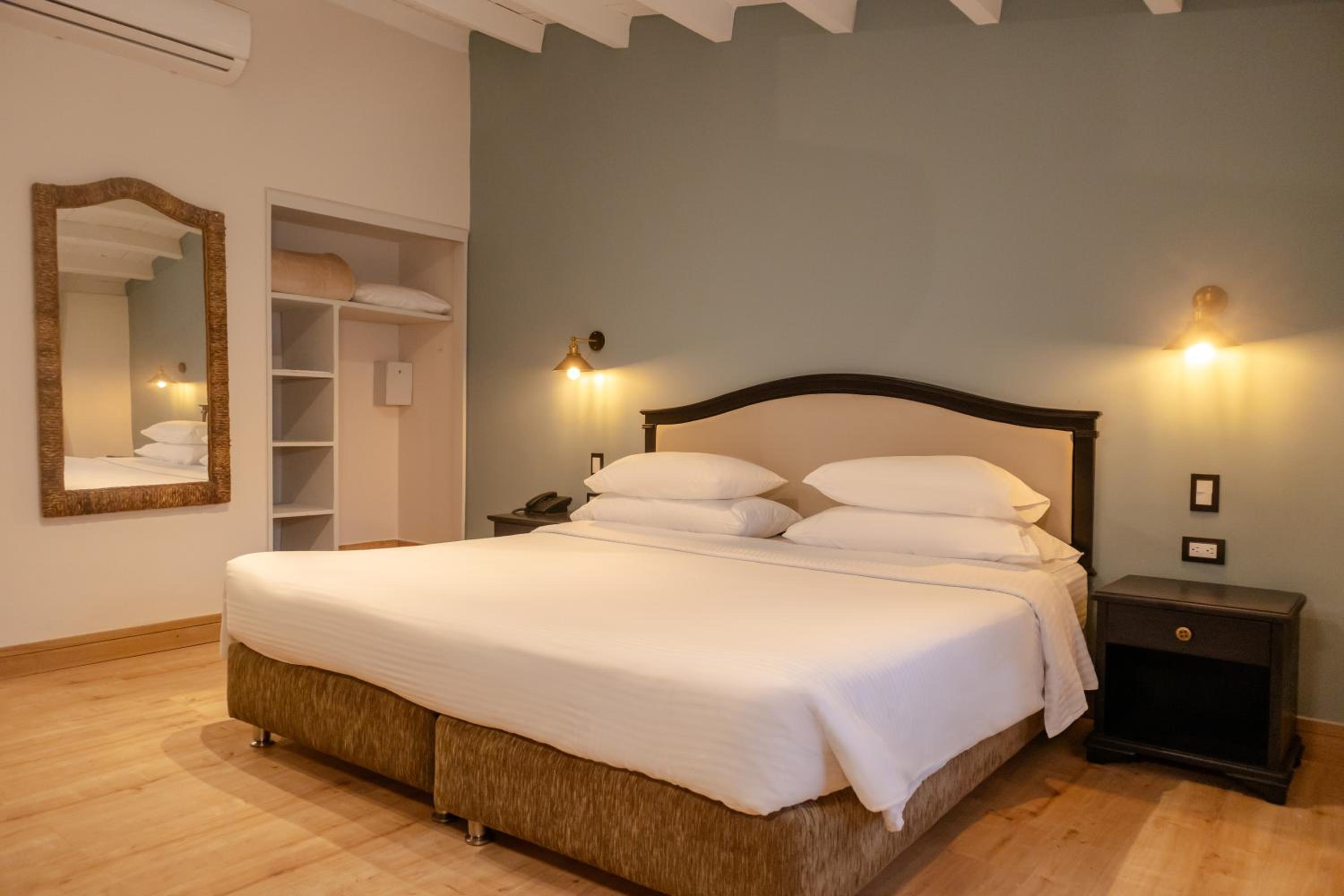 King Premium Room with Pool View - Non-Smoking - Photo 1