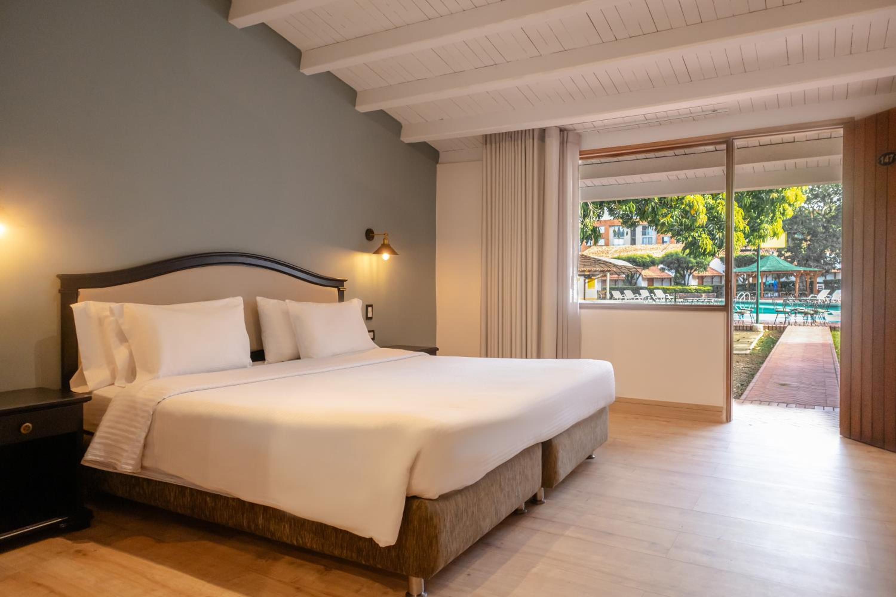 King Premium Room with Pool View - Non-Smoking - Photo 4