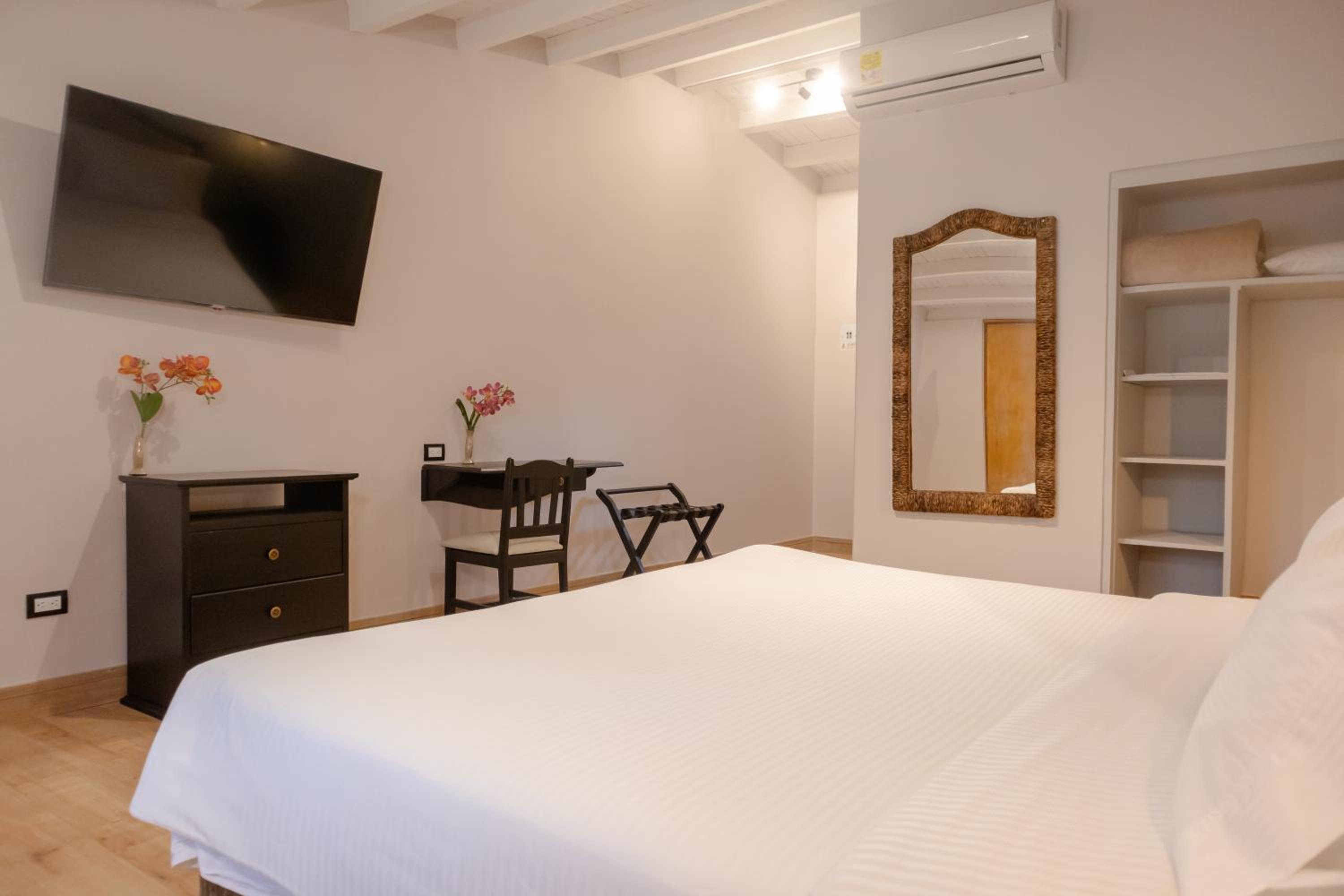 King Premium Room with Pool View - Non-Smoking - Photo 2