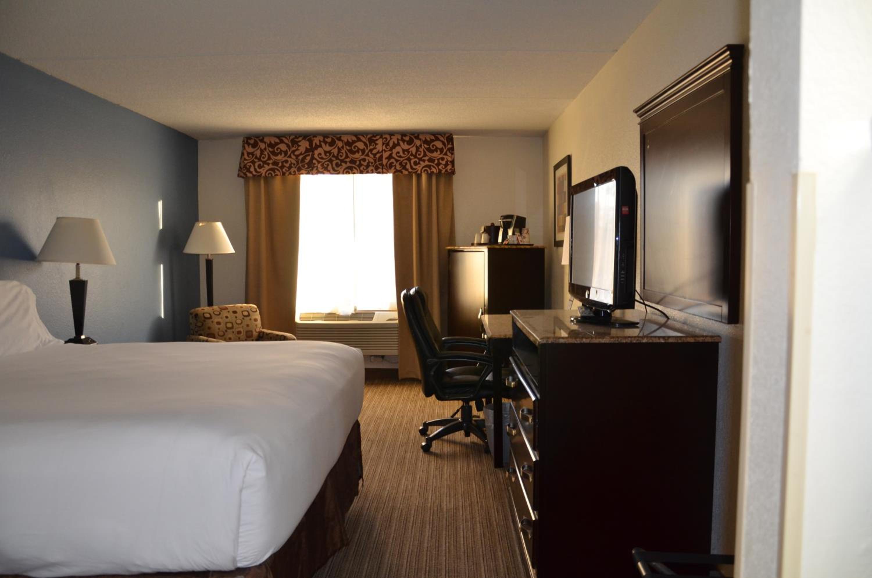 Queen Room with One Queen Bed and Roll In Shower (Non Smoking) (Accessible) photo 1