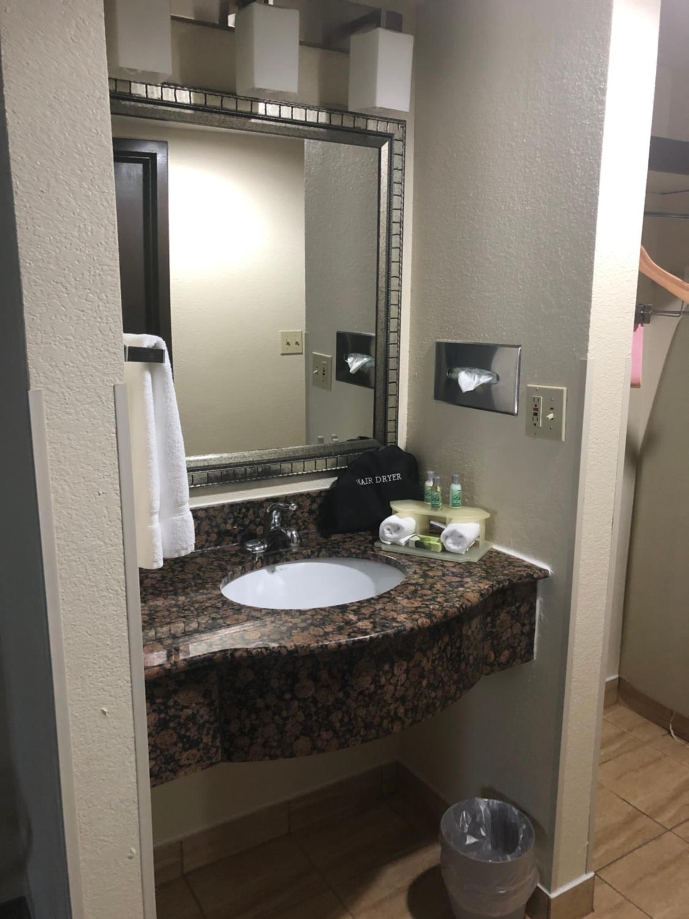 Queen Room with One Queen Bed (Non Smoking) (Accessible) photo 2