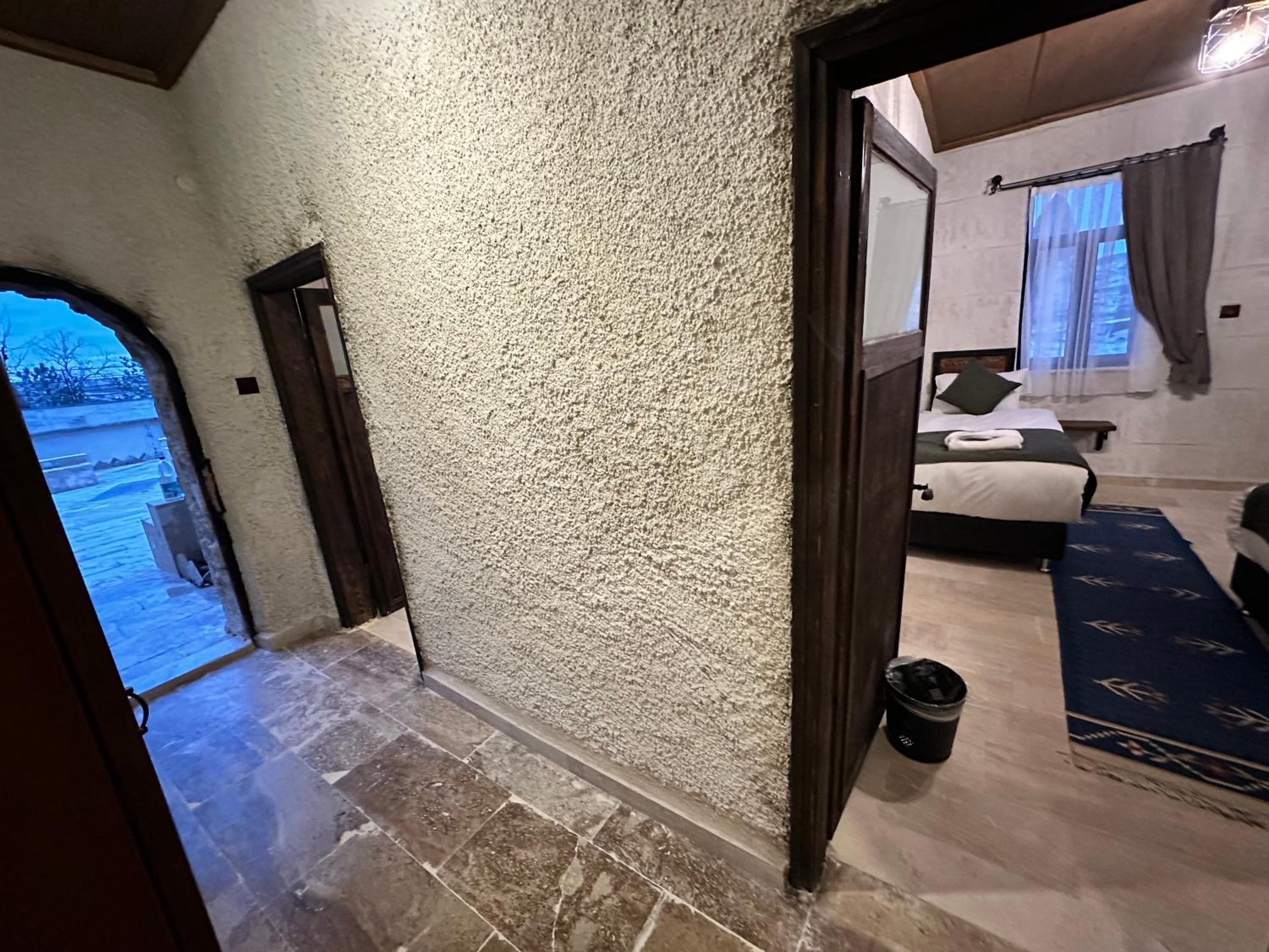 Family Room with Private Bathroom - Photo 4