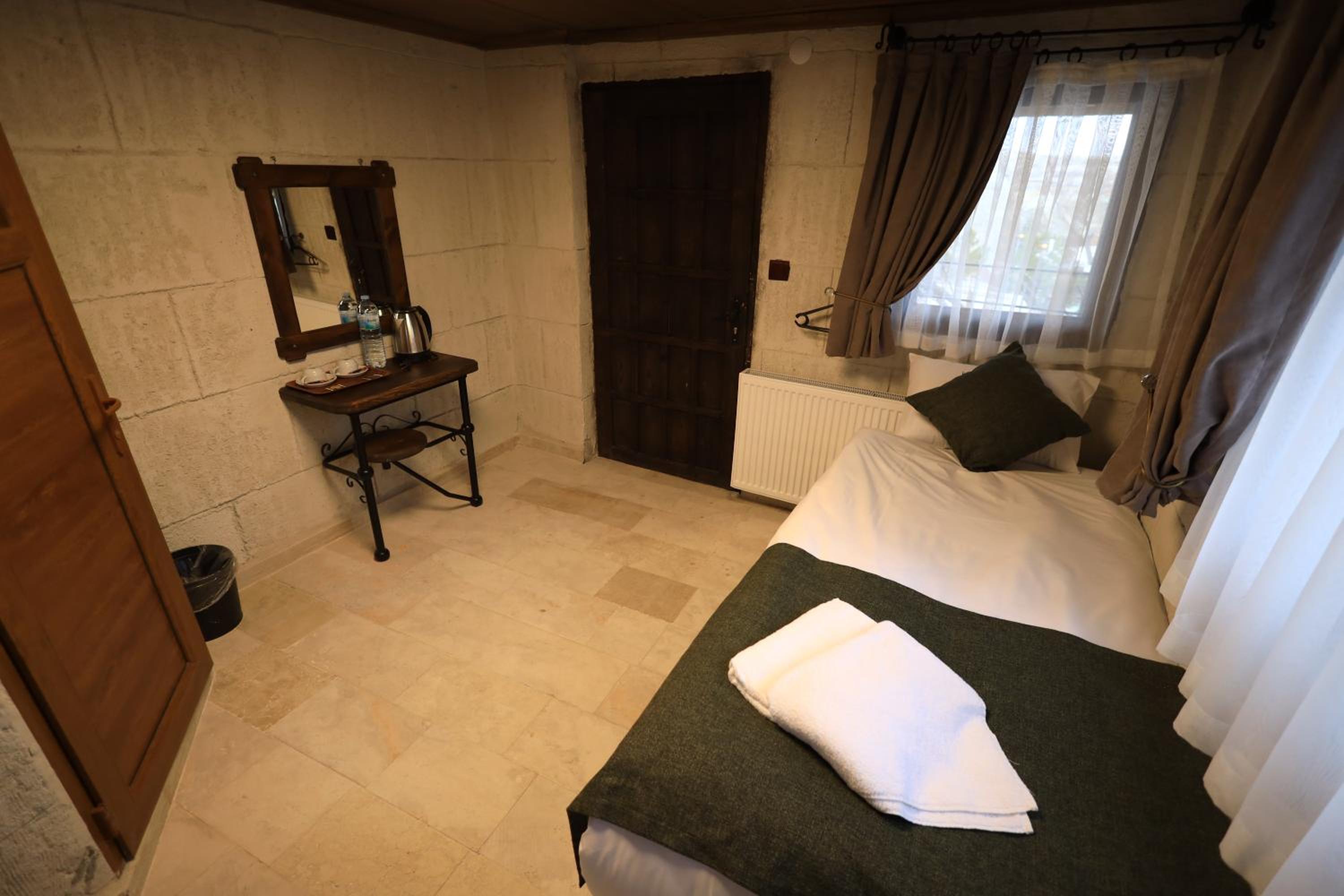 Budget Twin Room - Photo 2