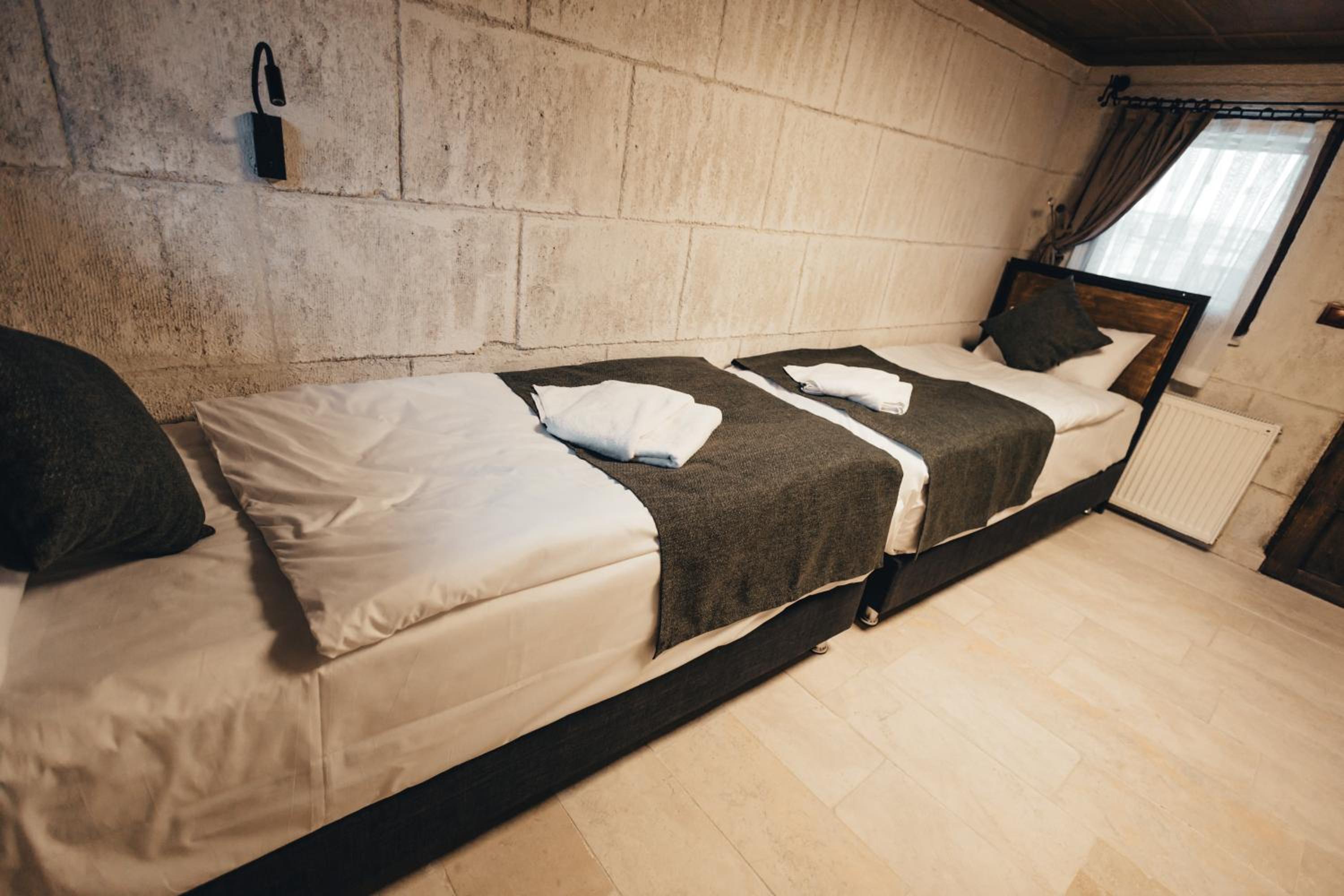Budget Twin Room - Photo 4
