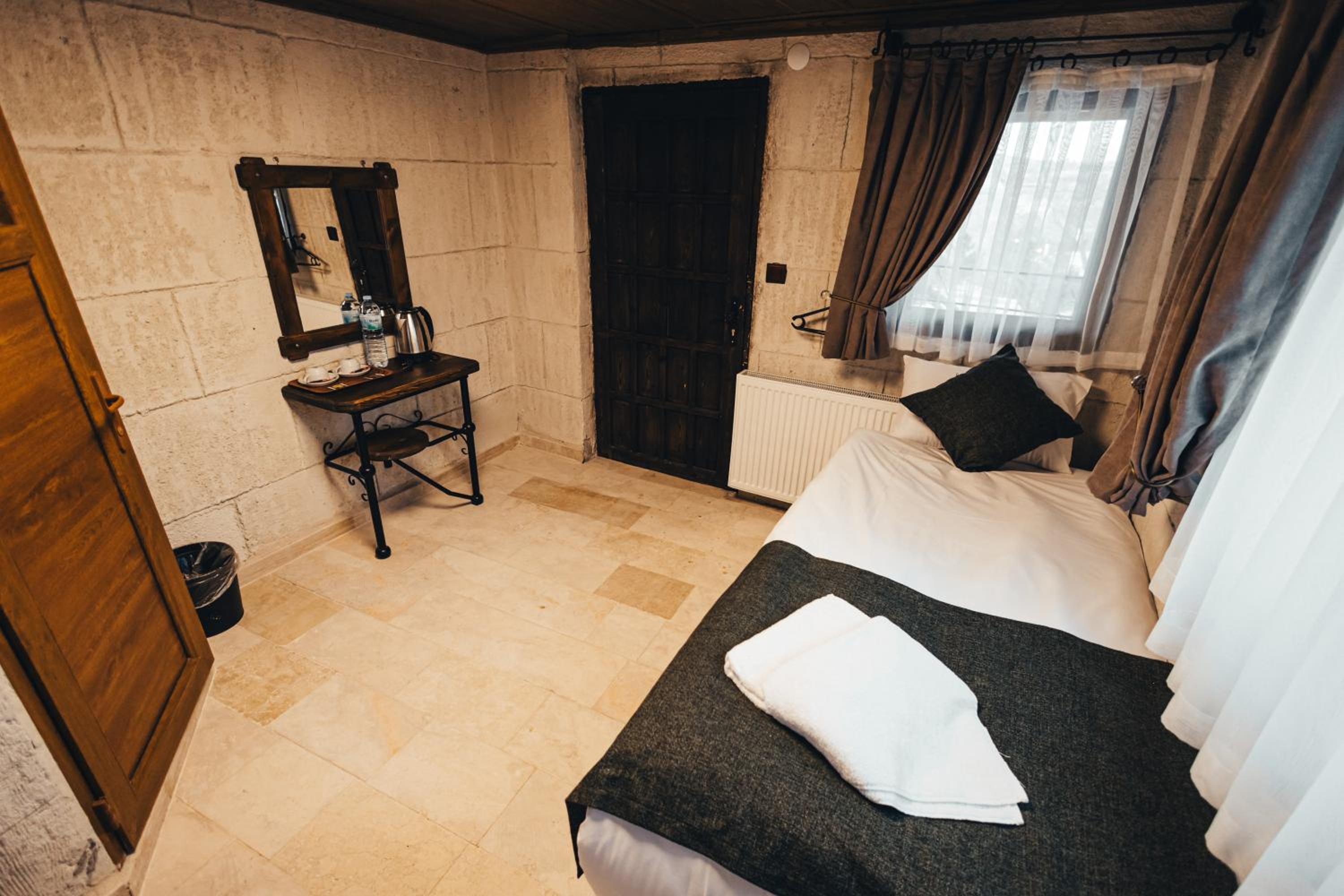 Budget Twin Room - Photo 6