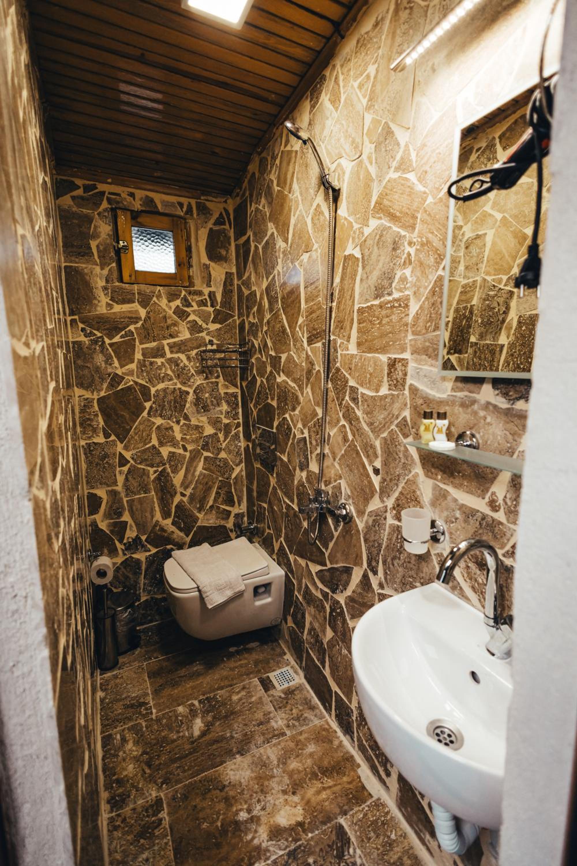 Budget Twin Room - Photo 5