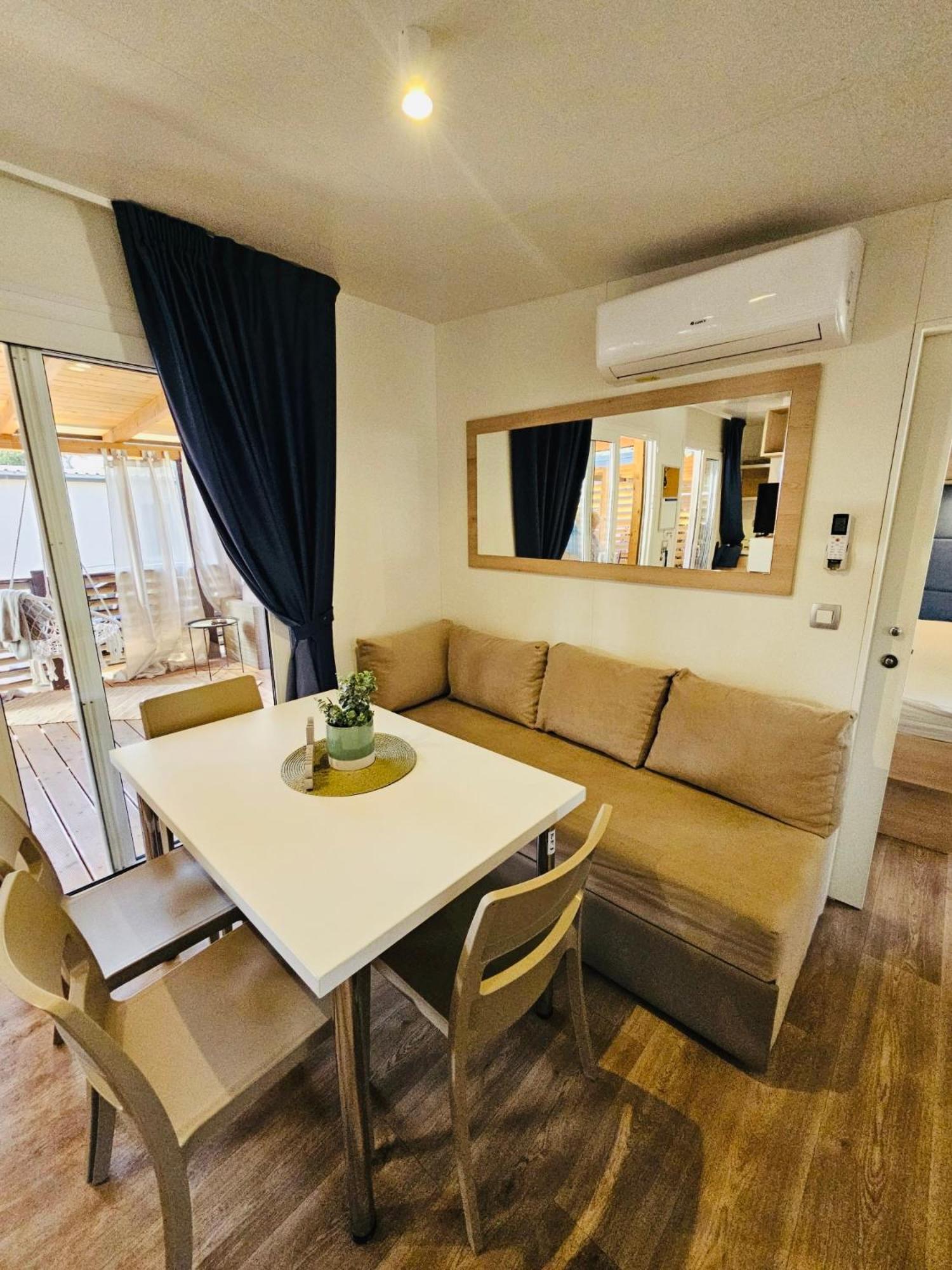 Mobile Home photo 3