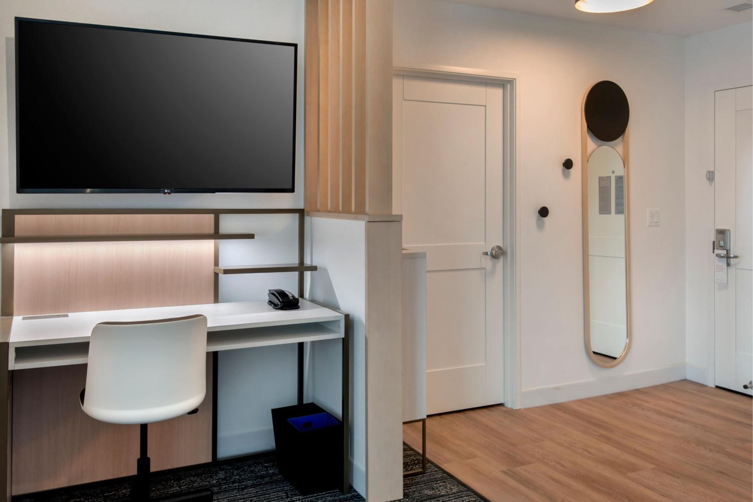 One-Bedroom King Suite with Sofa Bed  - Photo 14