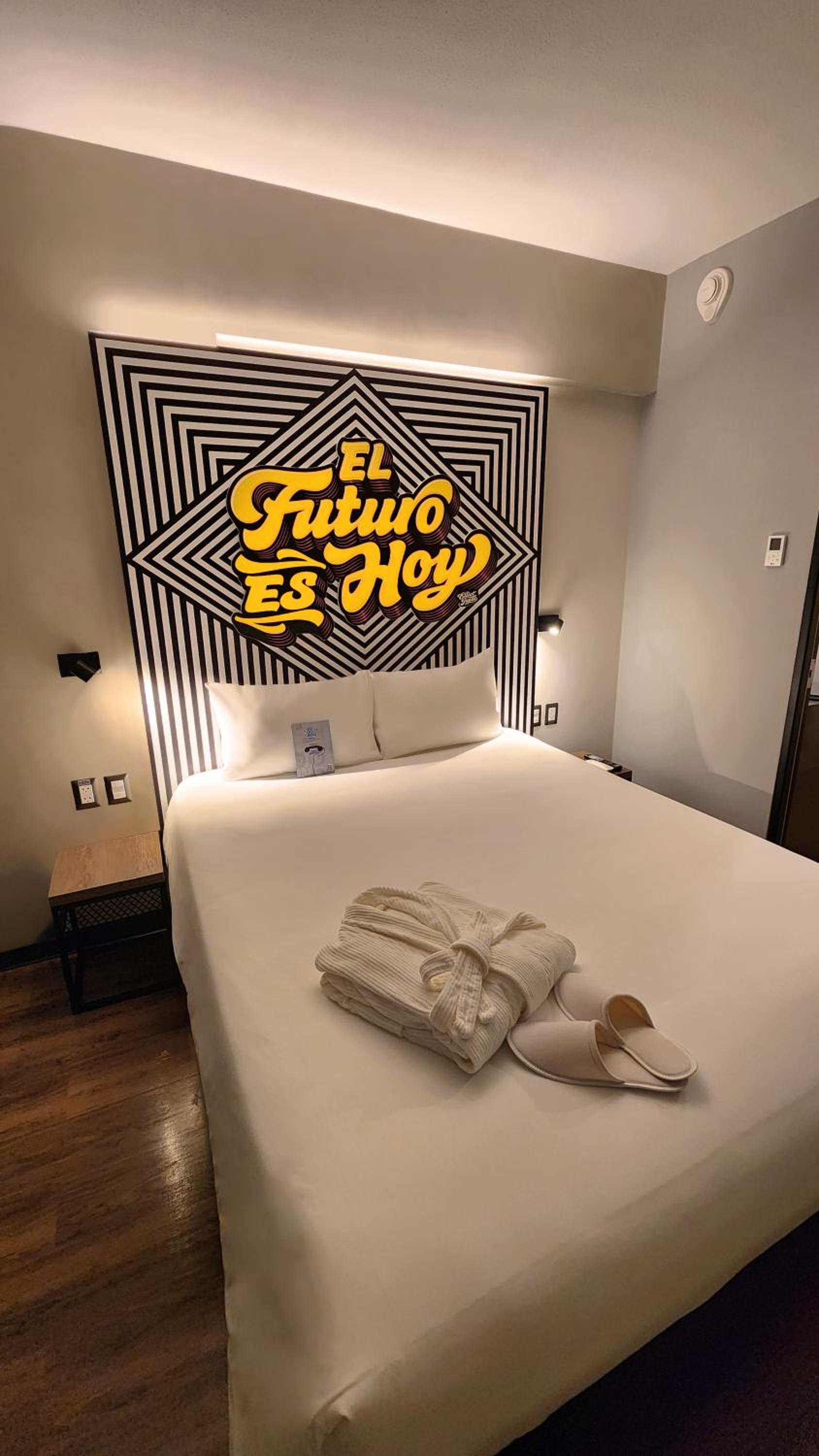 Standard Room with One Double Bed and One Single Bed - Photo 4