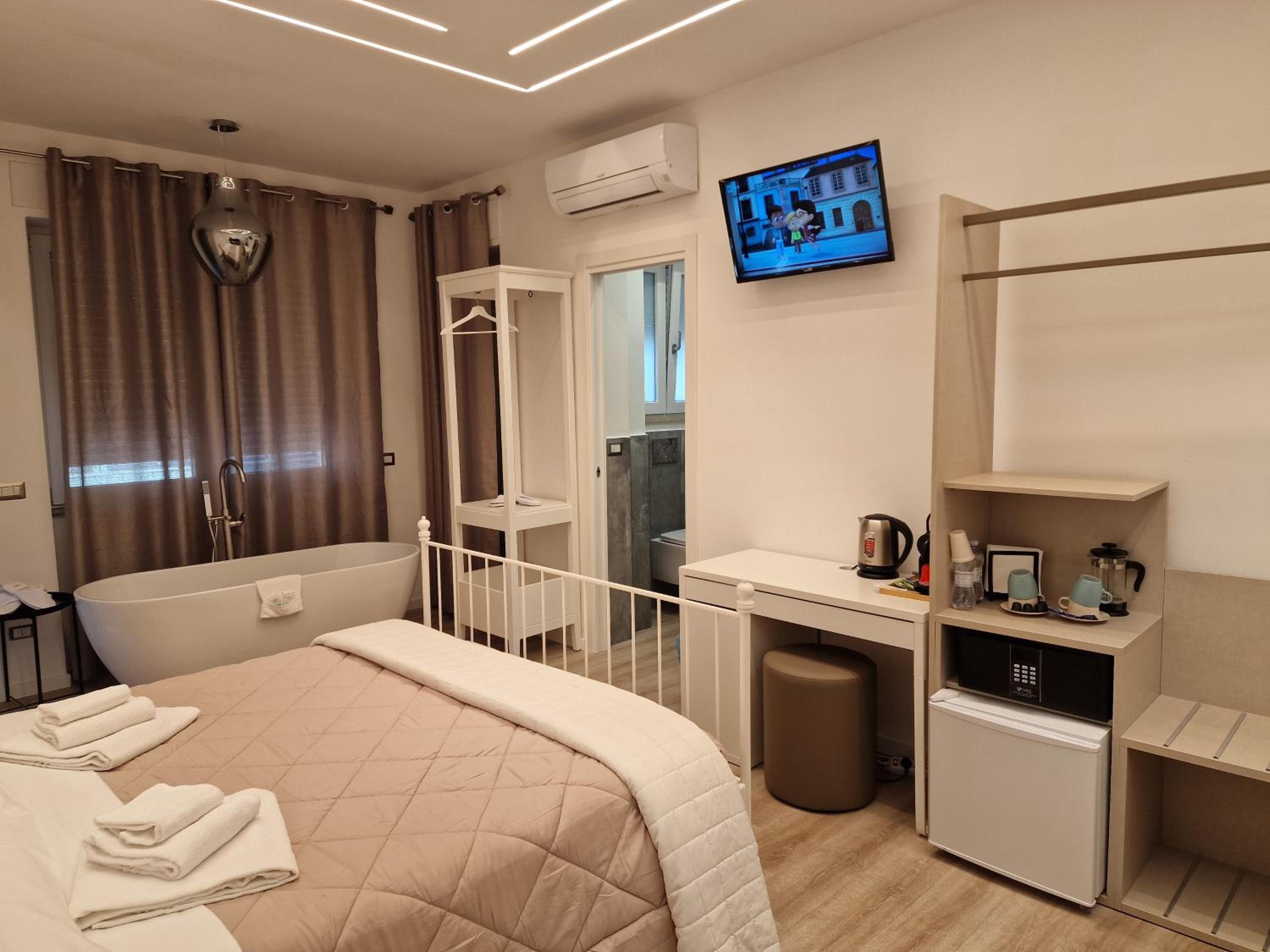 Quadruple Room with Private Bathroom photo 1