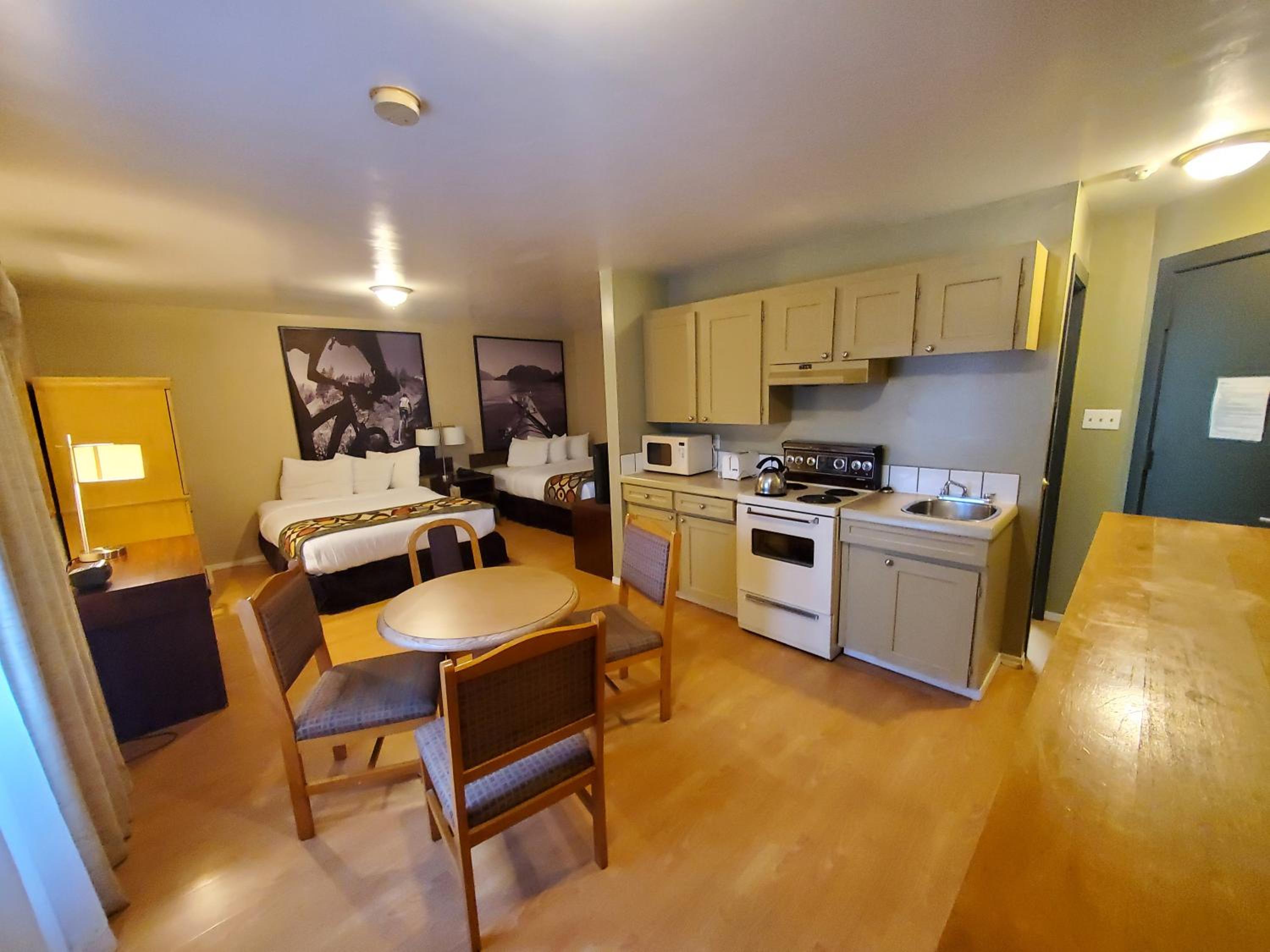 Deluxe Queen Studio with Two Queen Beds - Non-Smoking