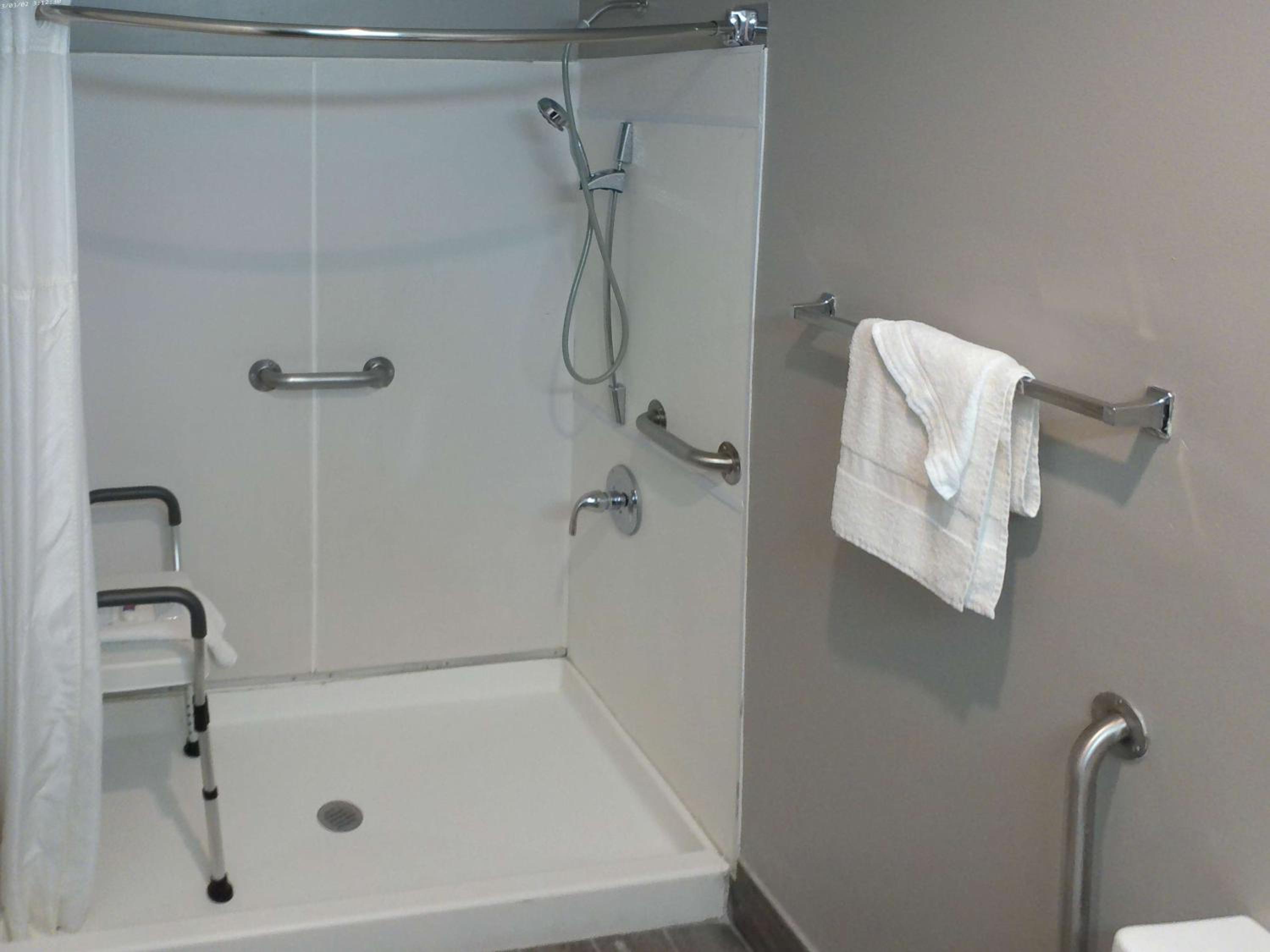 Queen Room with Two Queen Beds - Disability Access - Non-Smoking - Photo 11