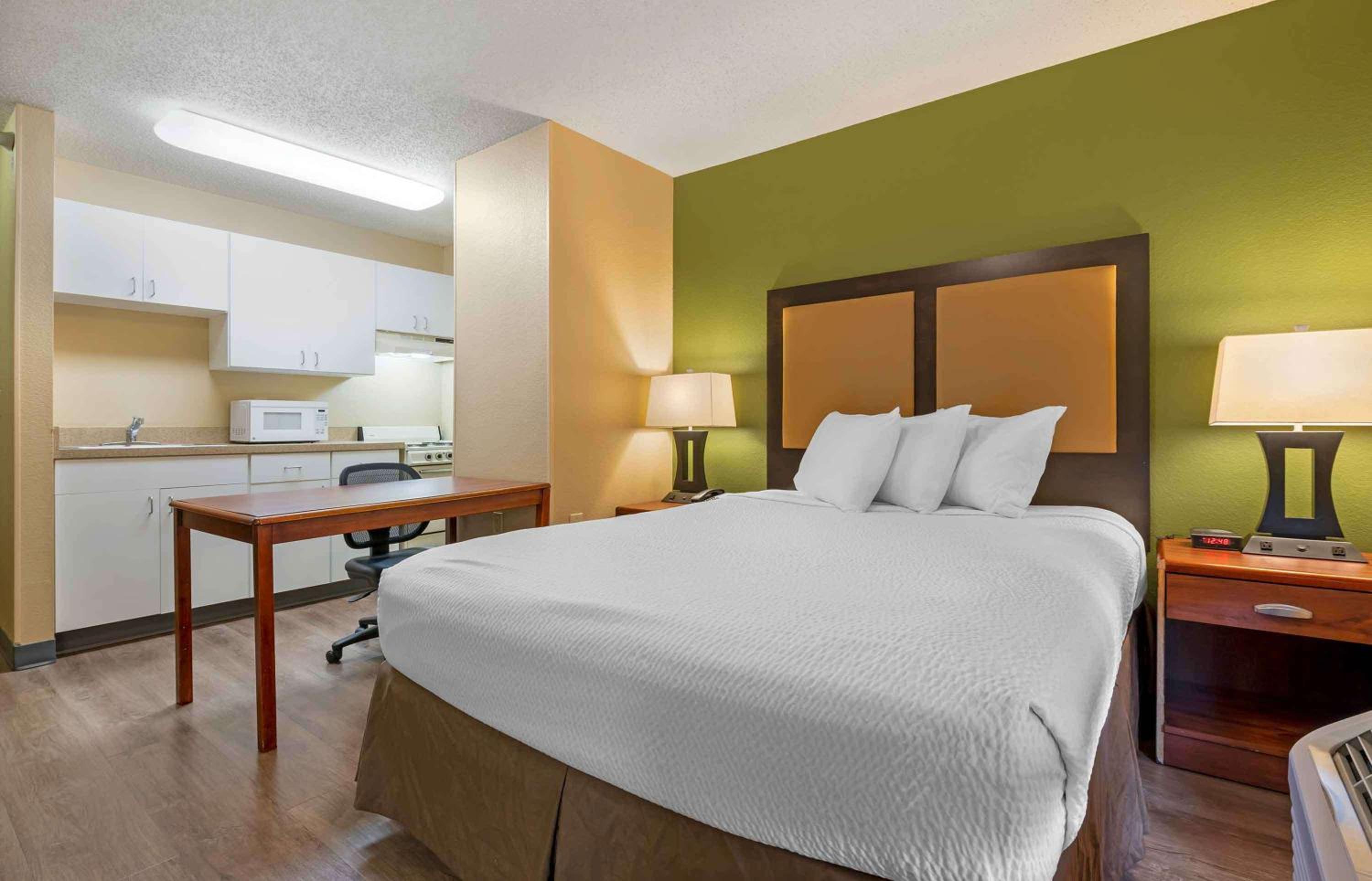 1 Queen Bed | Non-Smoking, Kitchen, Sofa-Bed - Photo 1