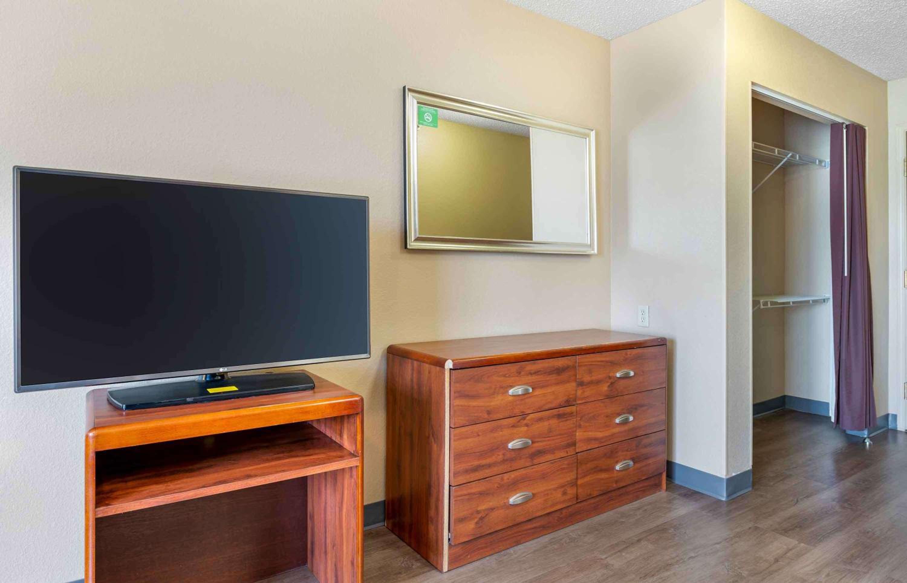 1 Queen Bed | Non-Smoking, Kitchen, Sofa-Bed - Photo 3