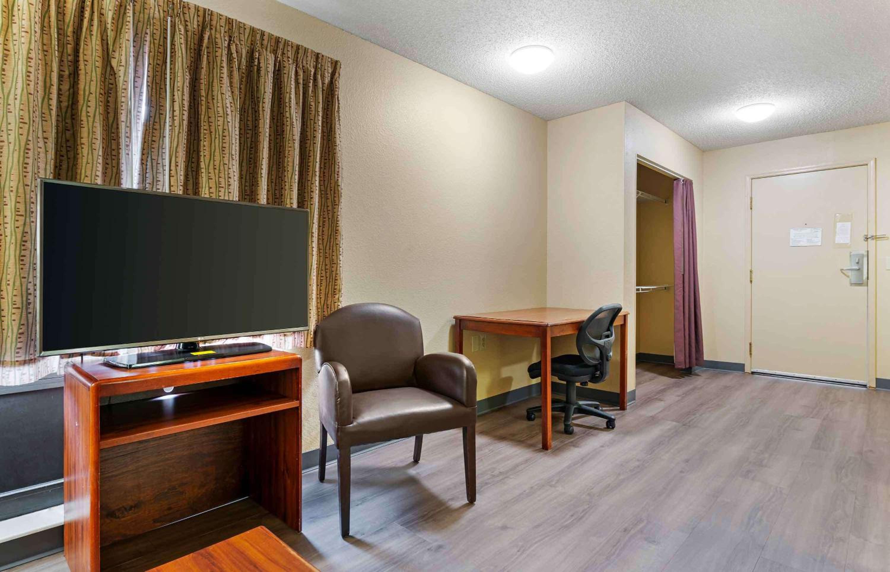 2 Full Beds | Non-Smoking, Kitchen - Photo 2