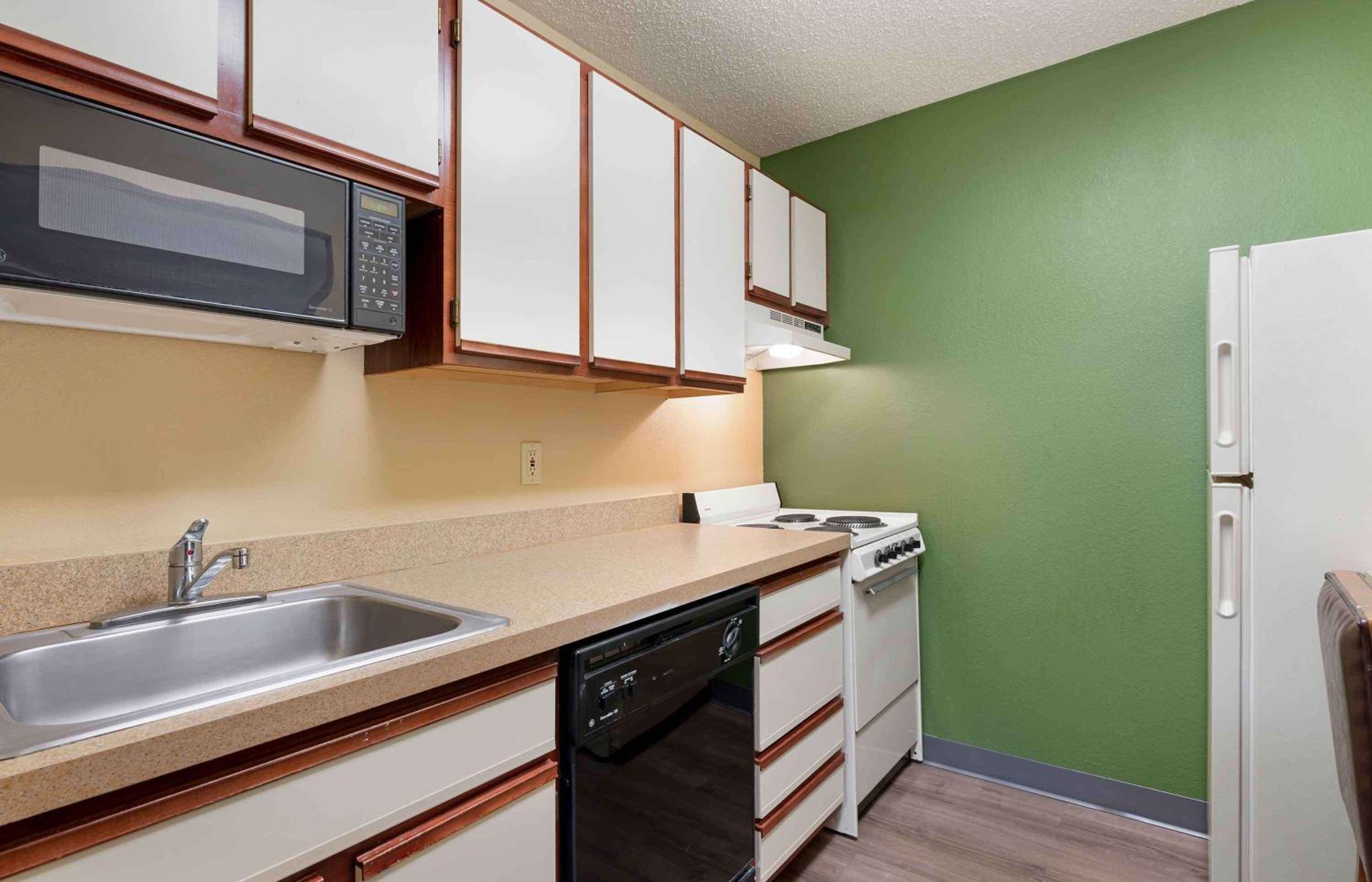 2 Full Beds | Non-Smoking, Kitchen - Photo 9