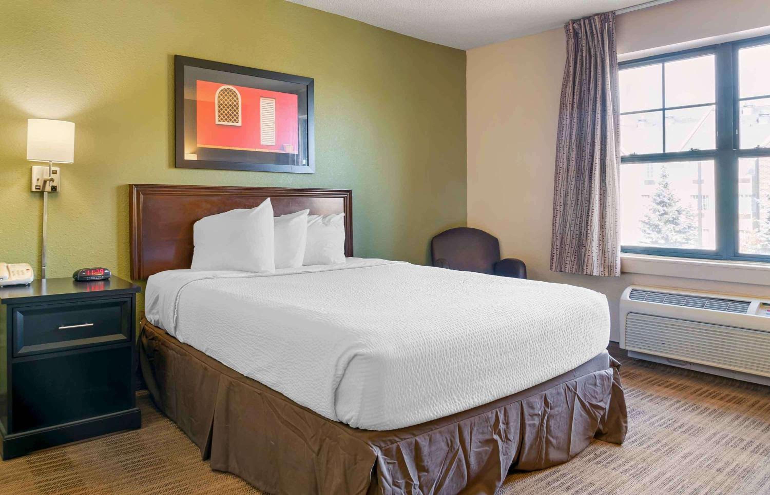 Queen studio with 1 Queen Bed - Disability Access/Non-Smoking - Photo 1