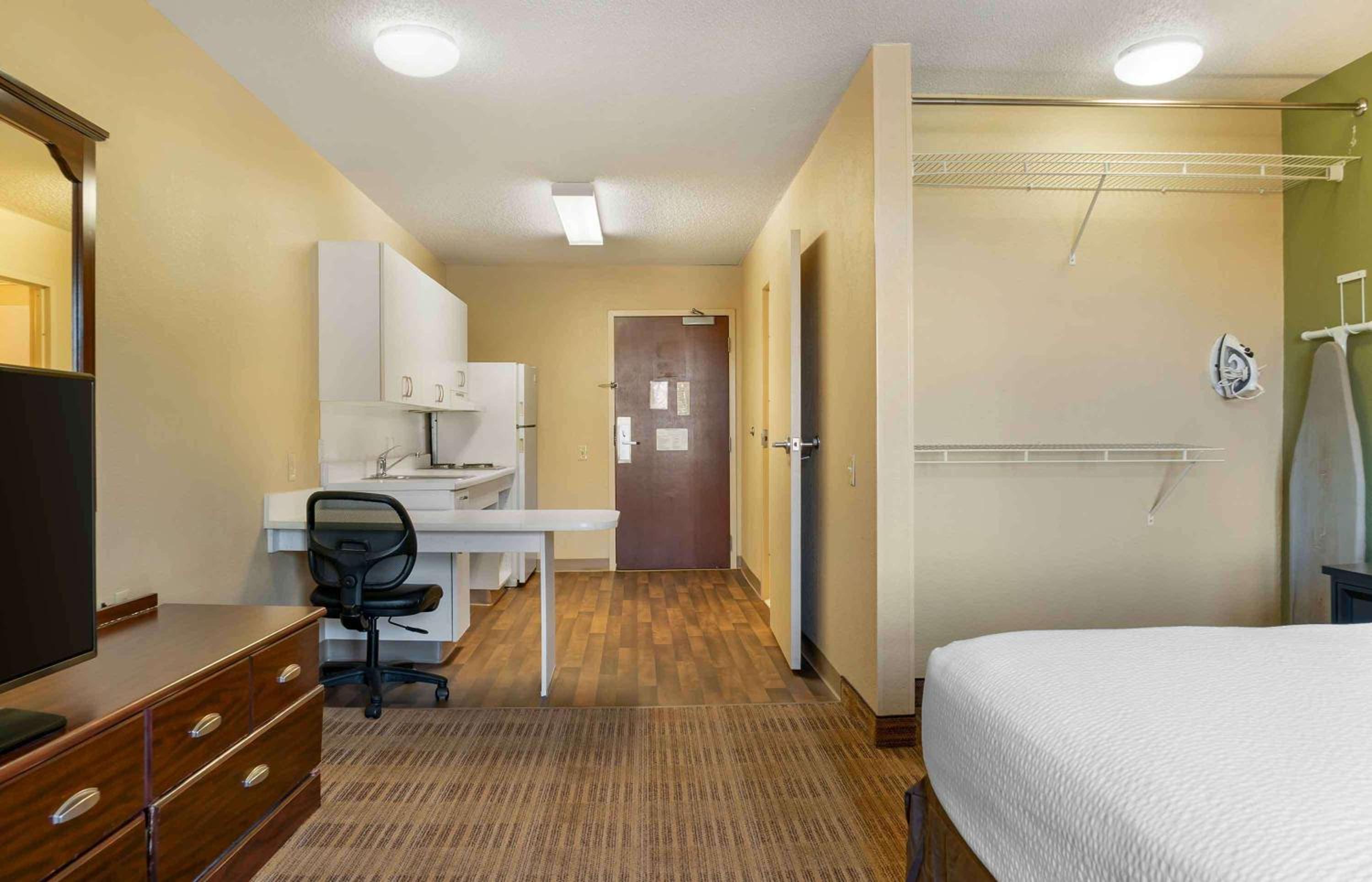 Queen studio with 1 Queen Bed - Disability Access/Non-Smoking - Photo 5
