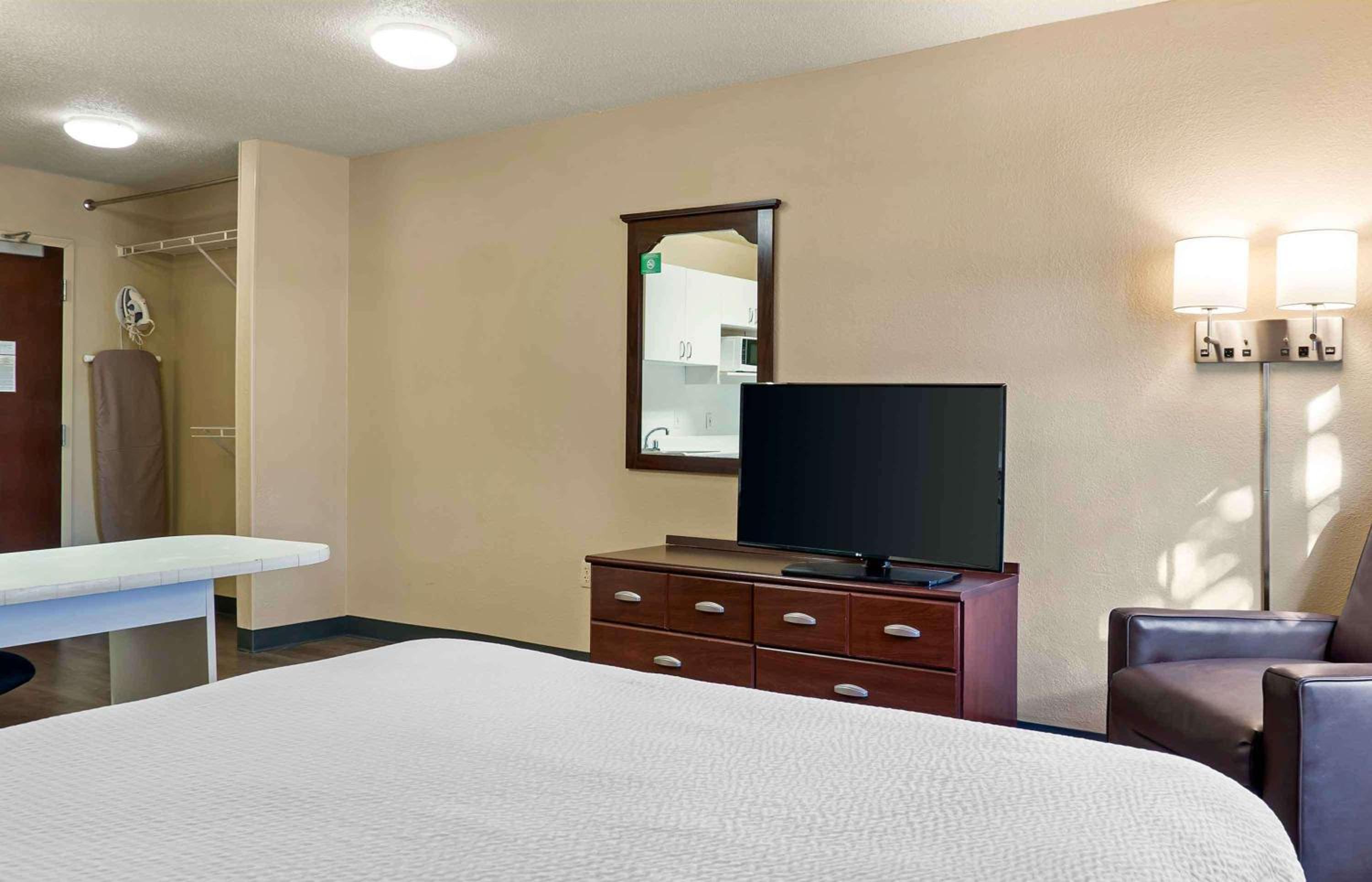 Queen studio with 1 Queen Bed - Disability Access/Non-Smoking - Photo 2