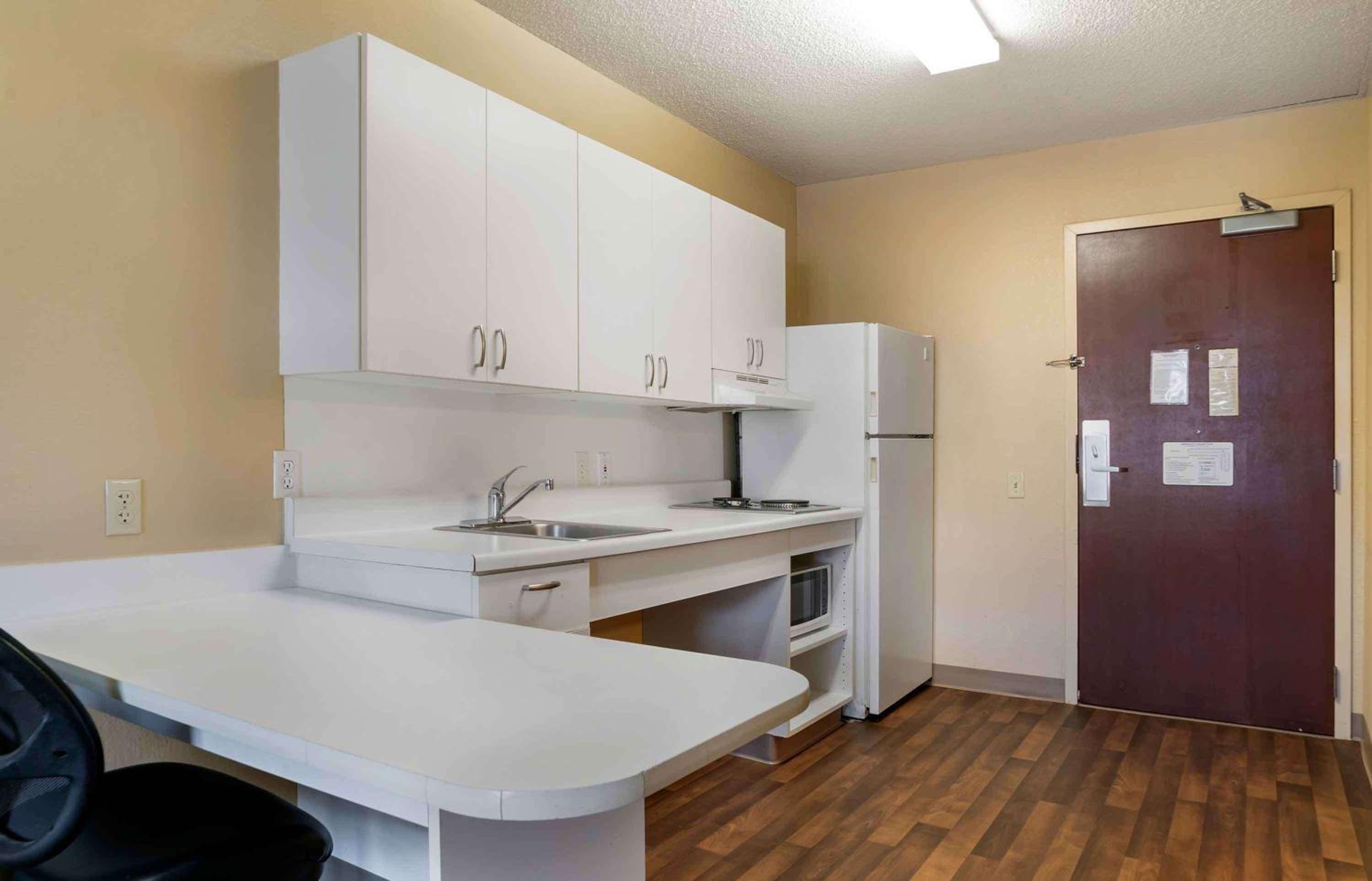 Queen studio with 1 Queen Bed - Disability Access/Non-Smoking - Photo 3