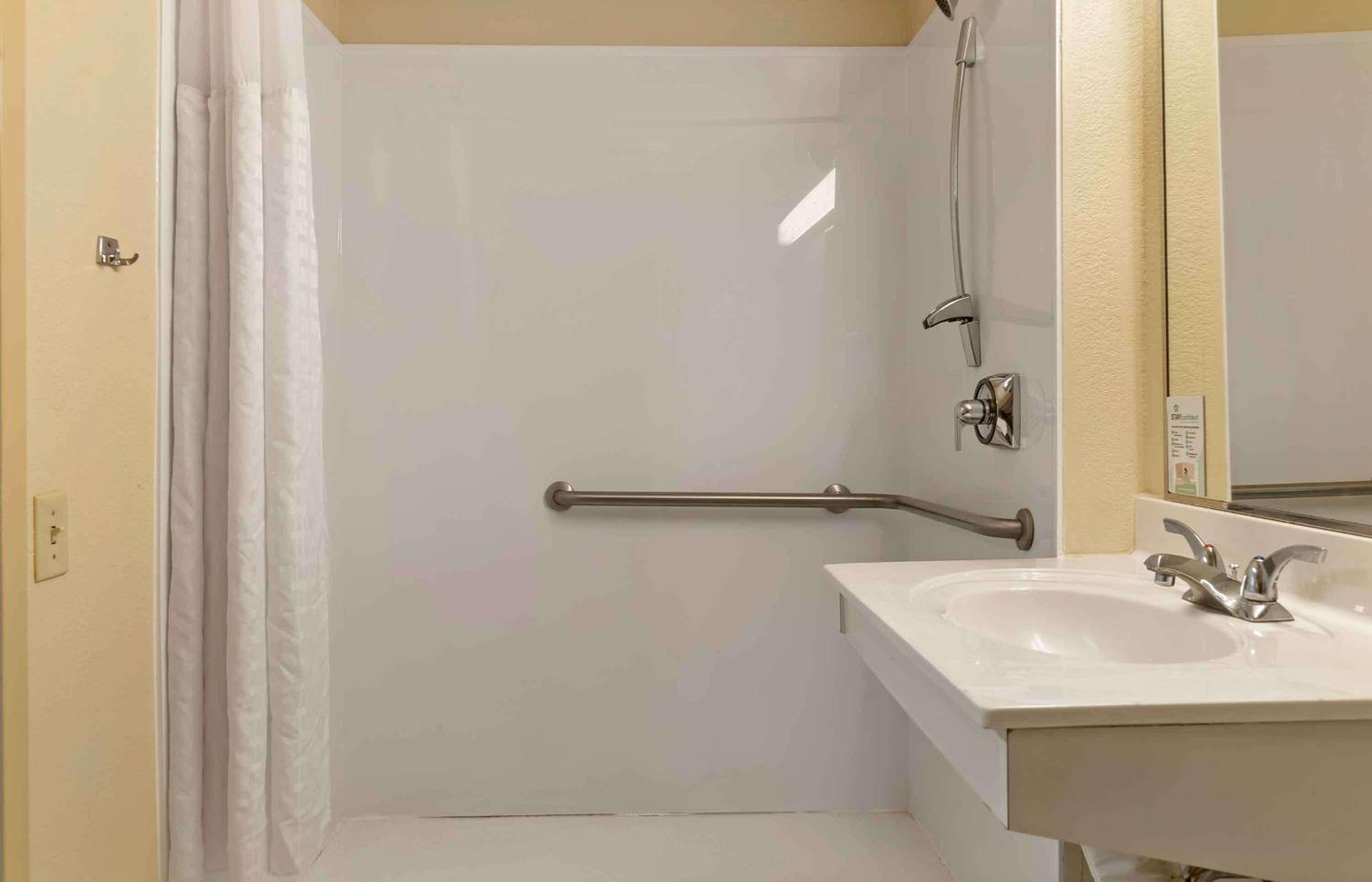 Queen studio with 1 Queen Bed - Disability Access/Non-Smoking - Photo 7