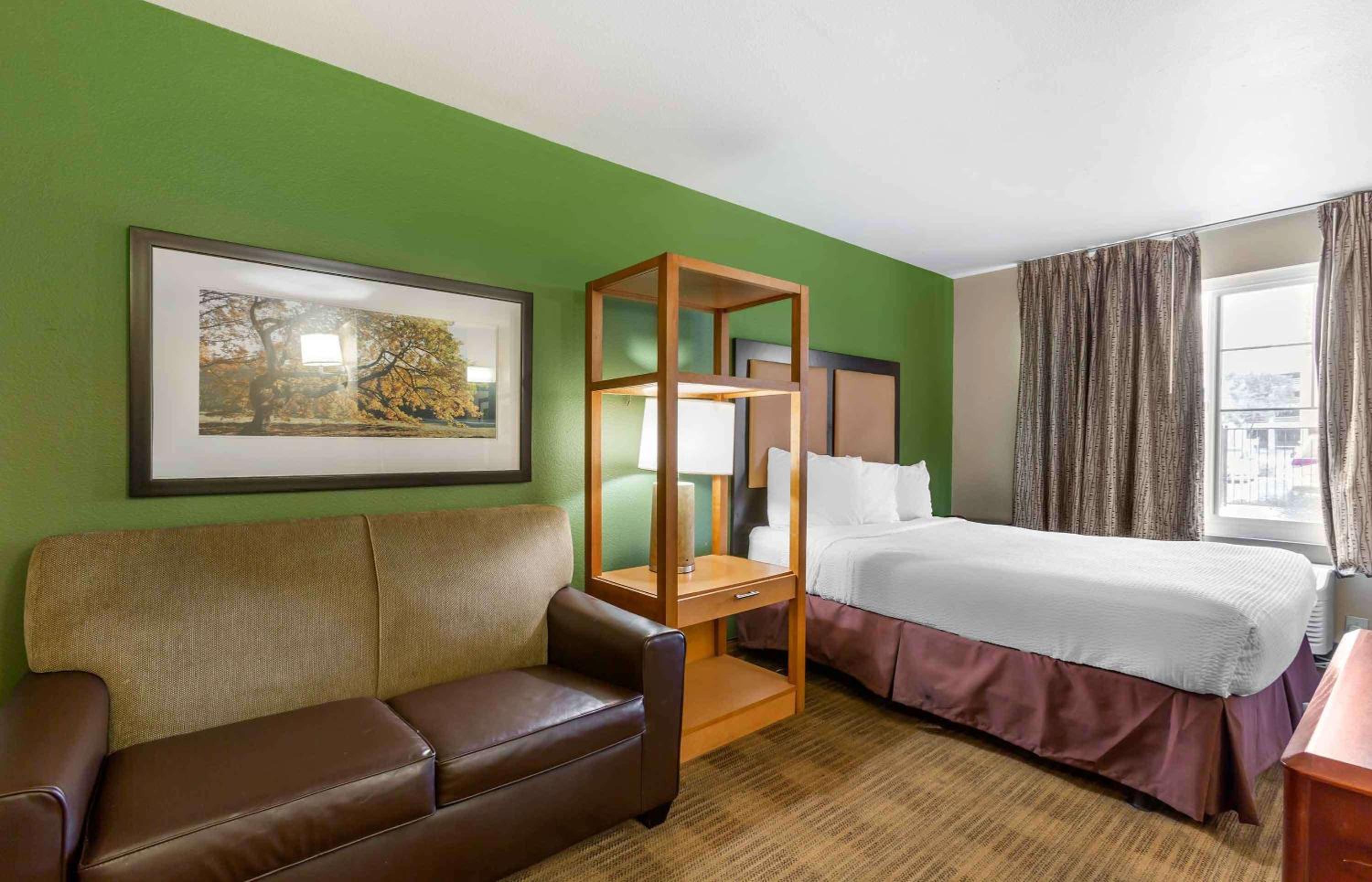Deluxe Studio with 1 Queen Bed - Non-Smoking - Photo 1