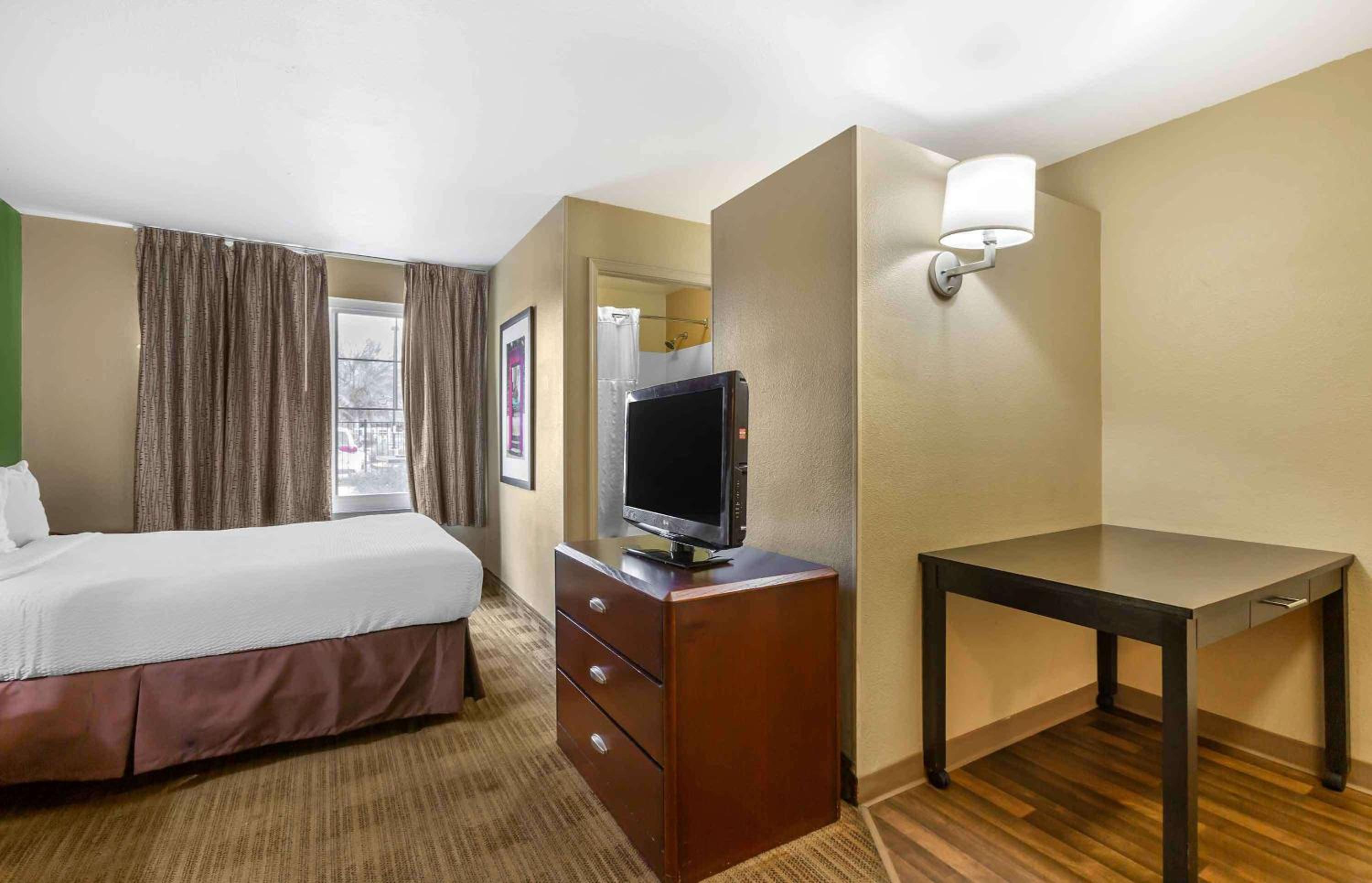 Deluxe Studio with 1 Queen Bed - Non-Smoking - Photo 5