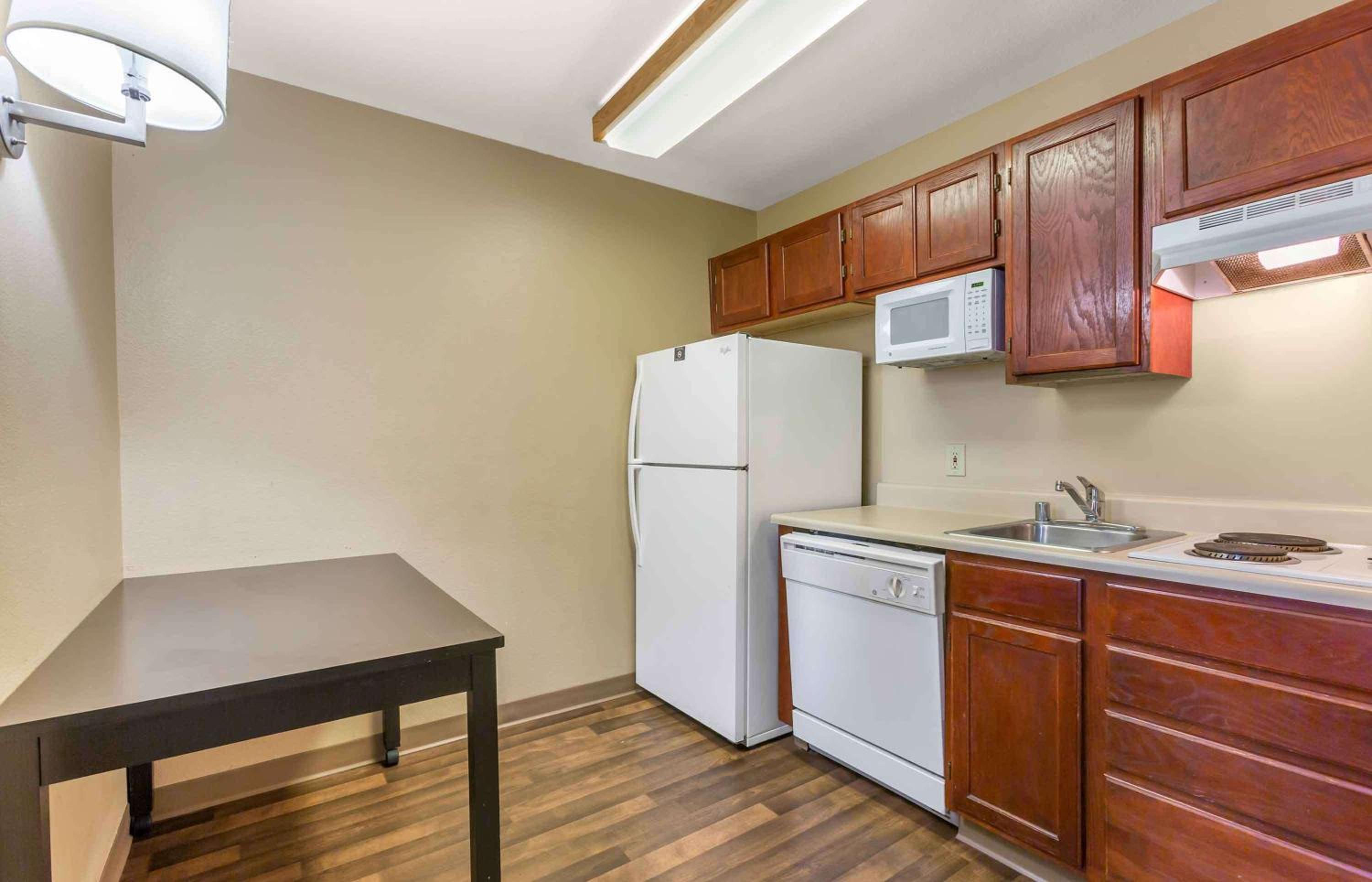 Deluxe Studio with 1 Queen Bed - Non-Smoking - Photo 4