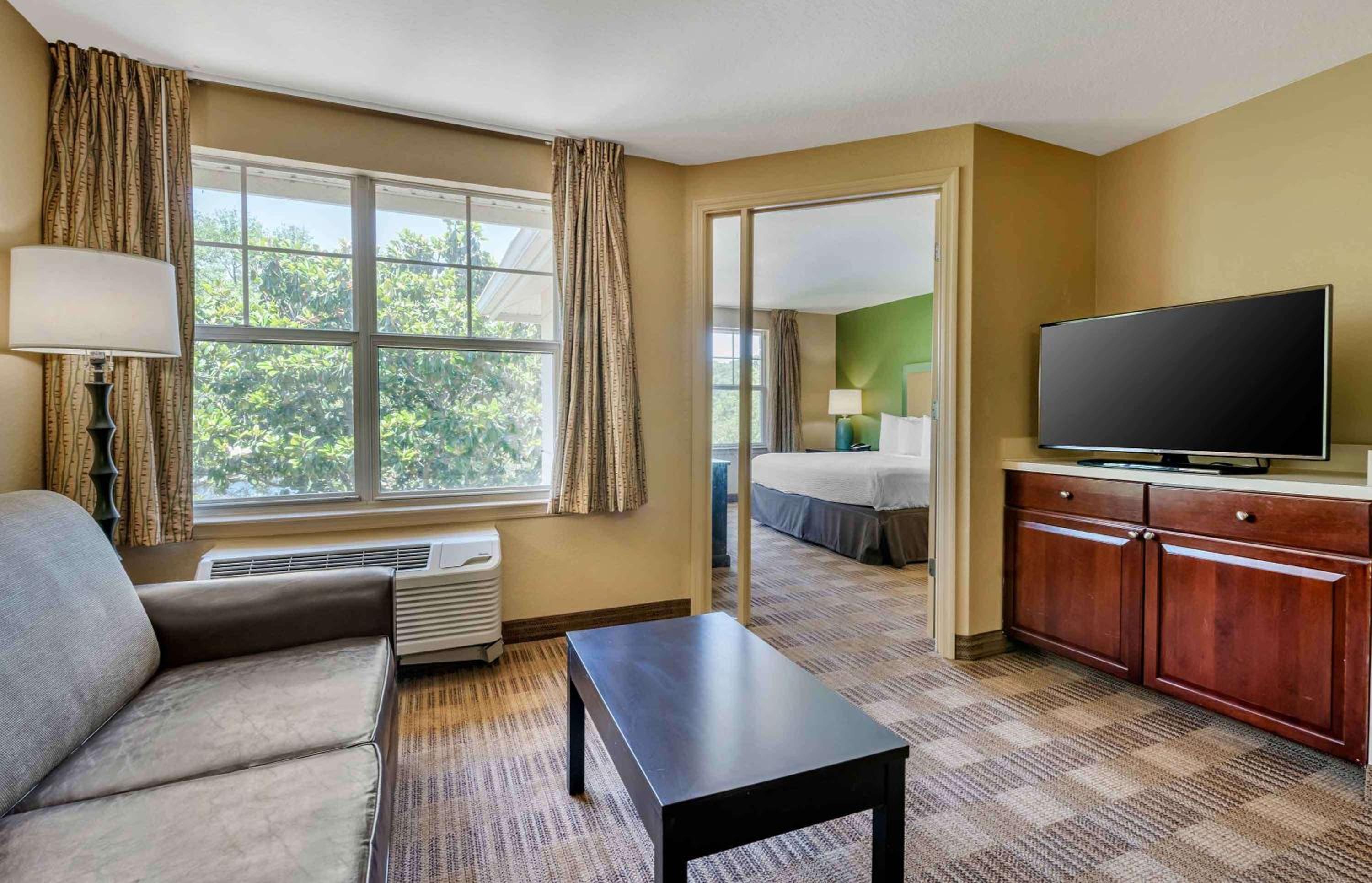 One Bedroom Suite - Non-Smoking - Photo 5