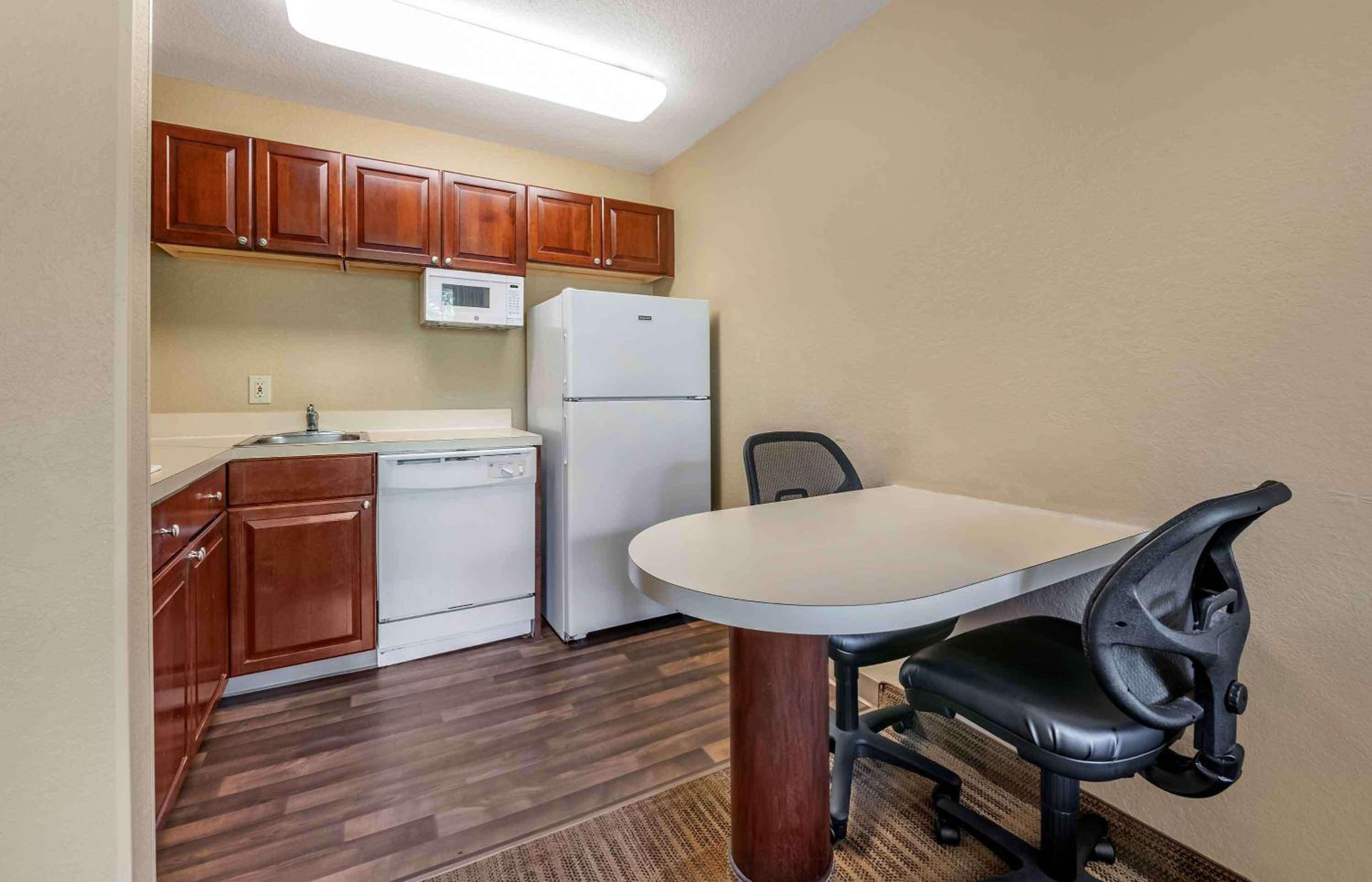 One Bedroom Suite - Non-Smoking - Photo 4