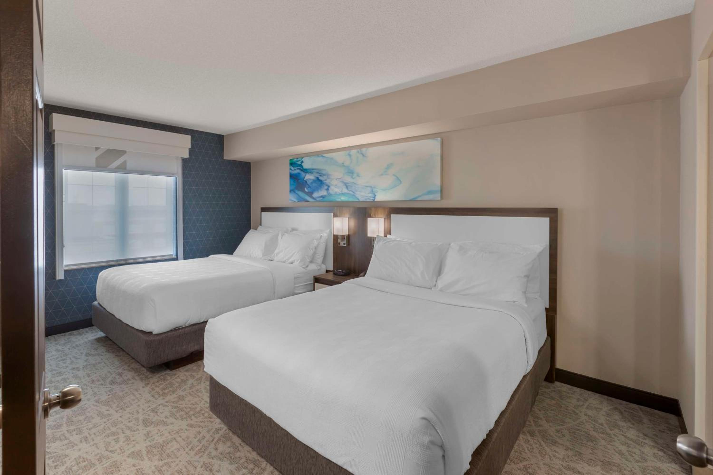 Two-Bedroom Suite with One King and Two Queen Beds with Sofa Bed, Full Kitchen and Shower - Non-Smoking - Photo 5
