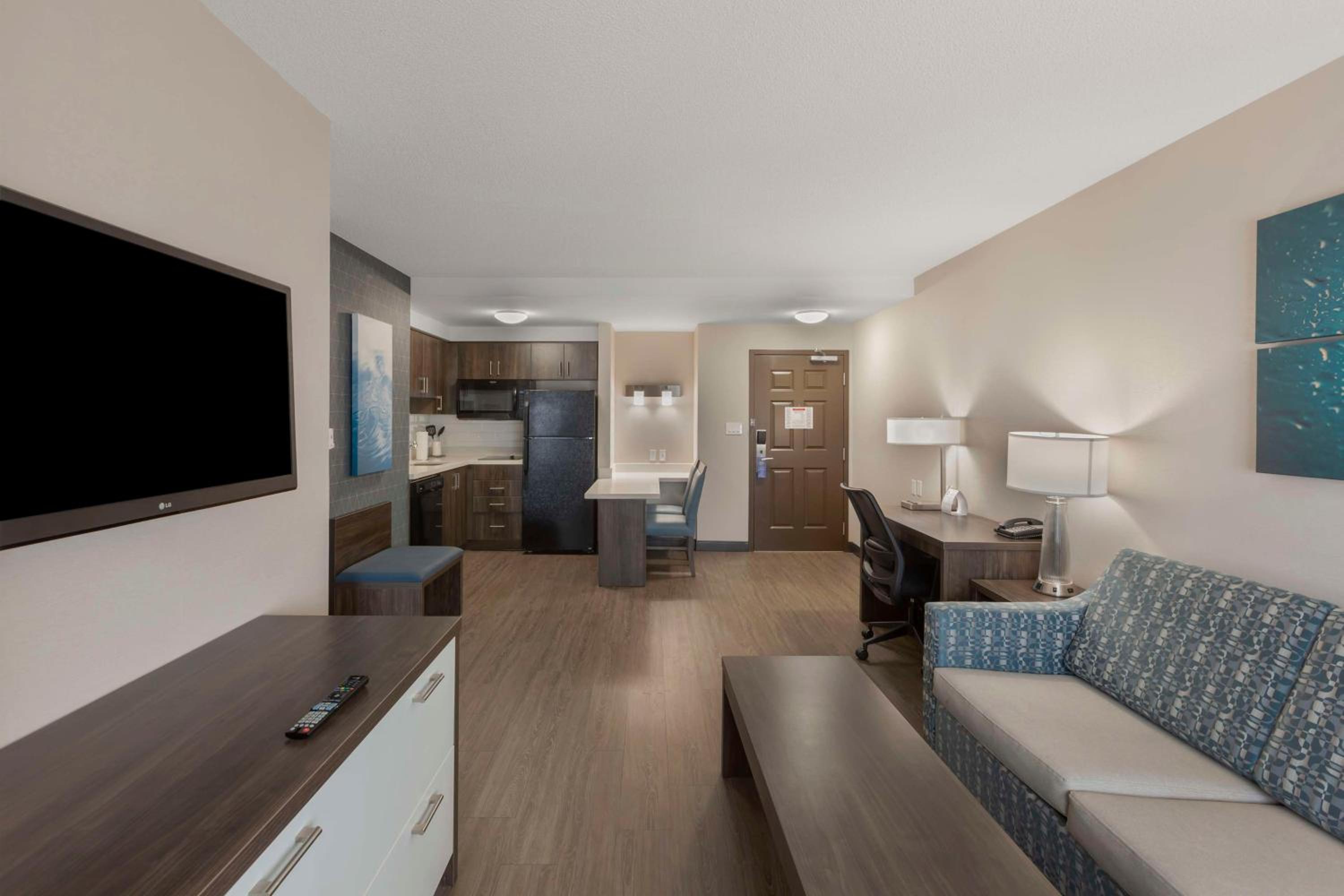 One-Bedroom King Suite with Sofa Bed - Photo 2