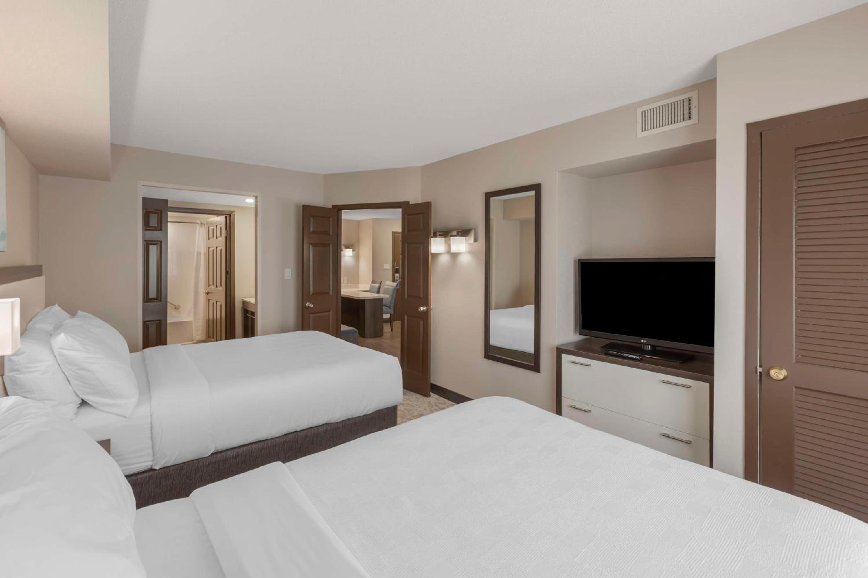 Two-Bedroom Suite with One King and Two Queen Beds with Sofa Bed, Full Kitchen and Shower - Non-Smoking - Photo 4