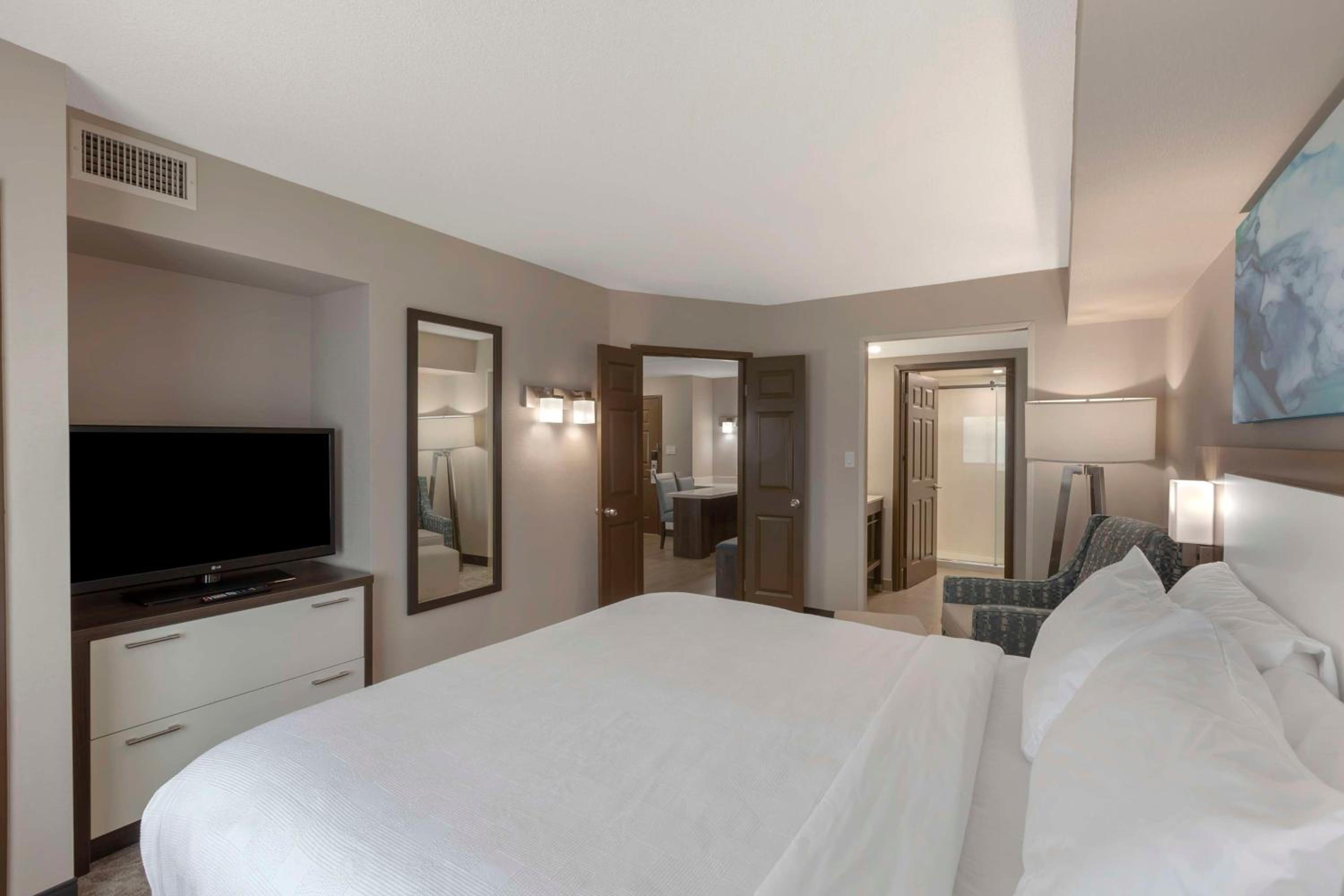 One-Bedroom King Suite with Sofa Bed - Photo 4